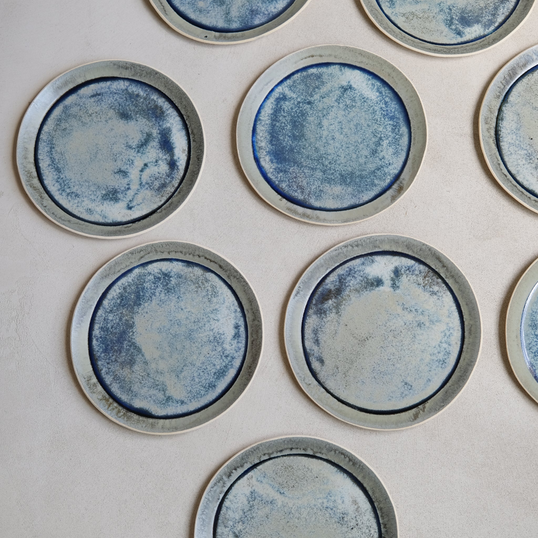 Assiette lagon en grès par Lucie Faucon chez Brutal Ceramics