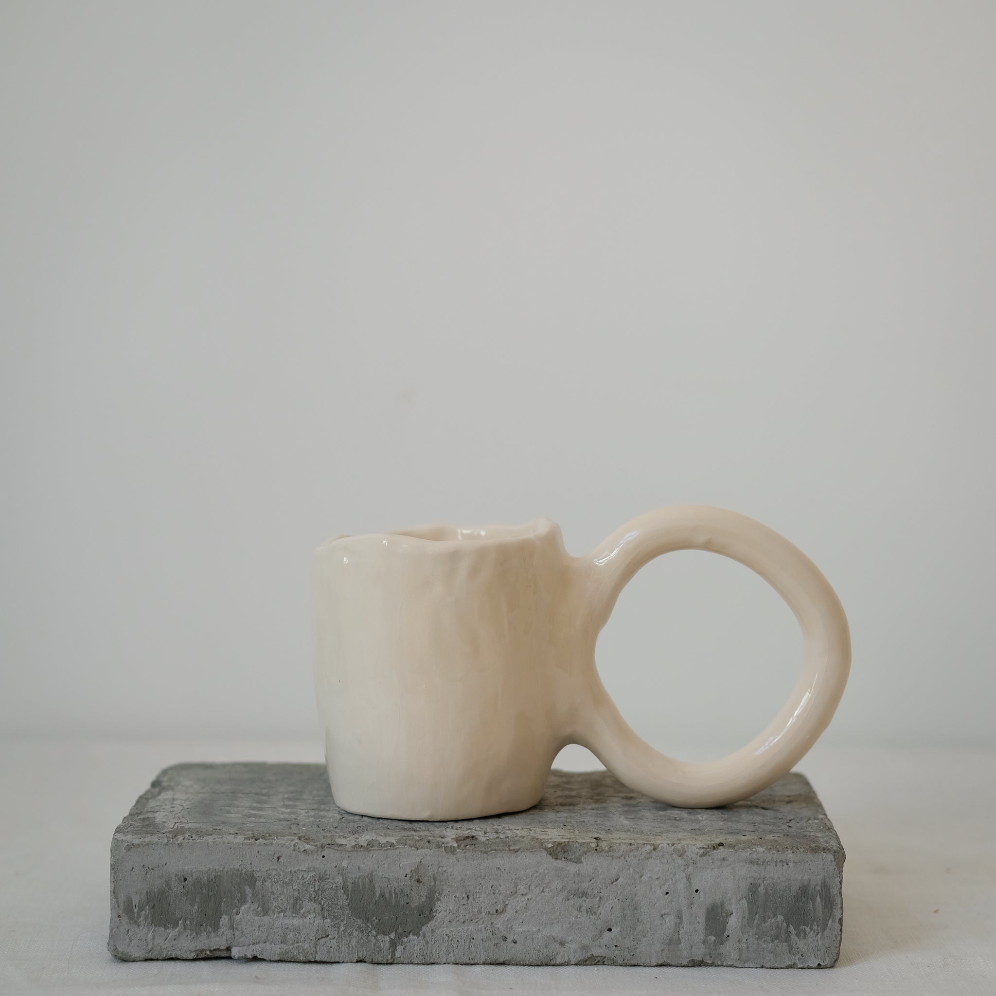 Mug Donut 160ml / Sucre Vanille de Pia Chevalier chez Brutal Ceramics