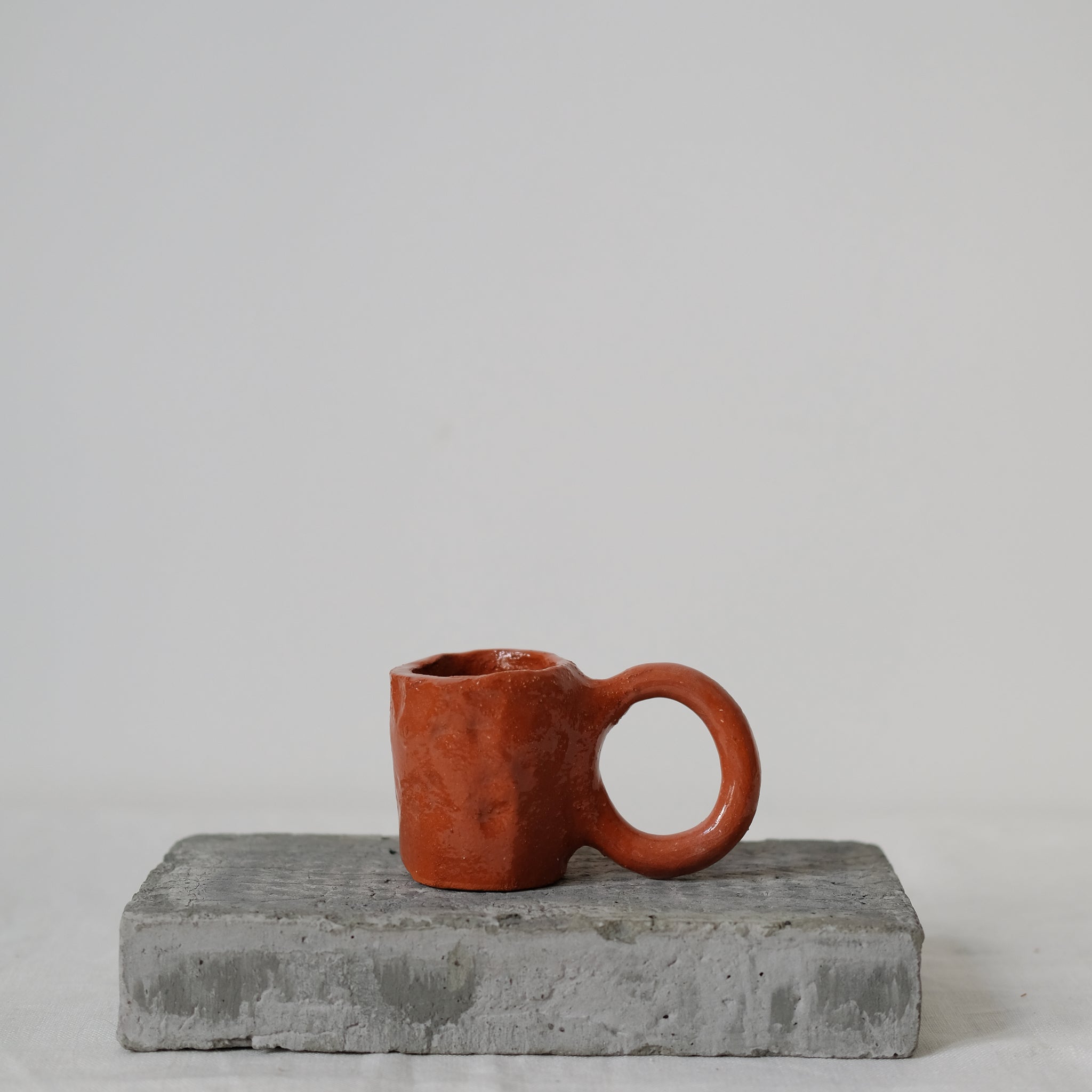Mug Donut expresso 50ml / Terracotta de Pia Chevalier chez Brutal Ceramics