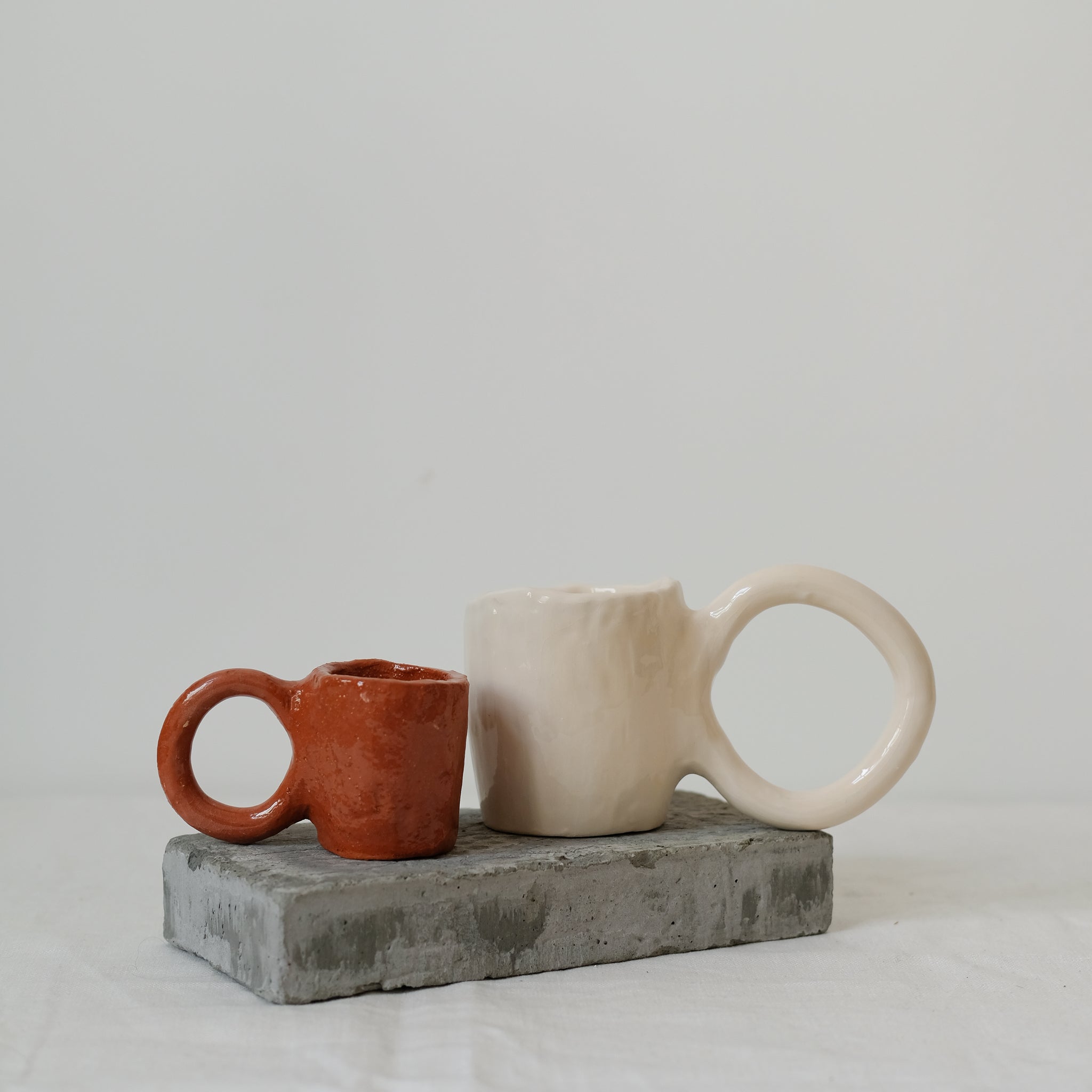 Mug Donut expresso 50ml / Terracotta de Pia Chevalier chez Brutal Ceramics