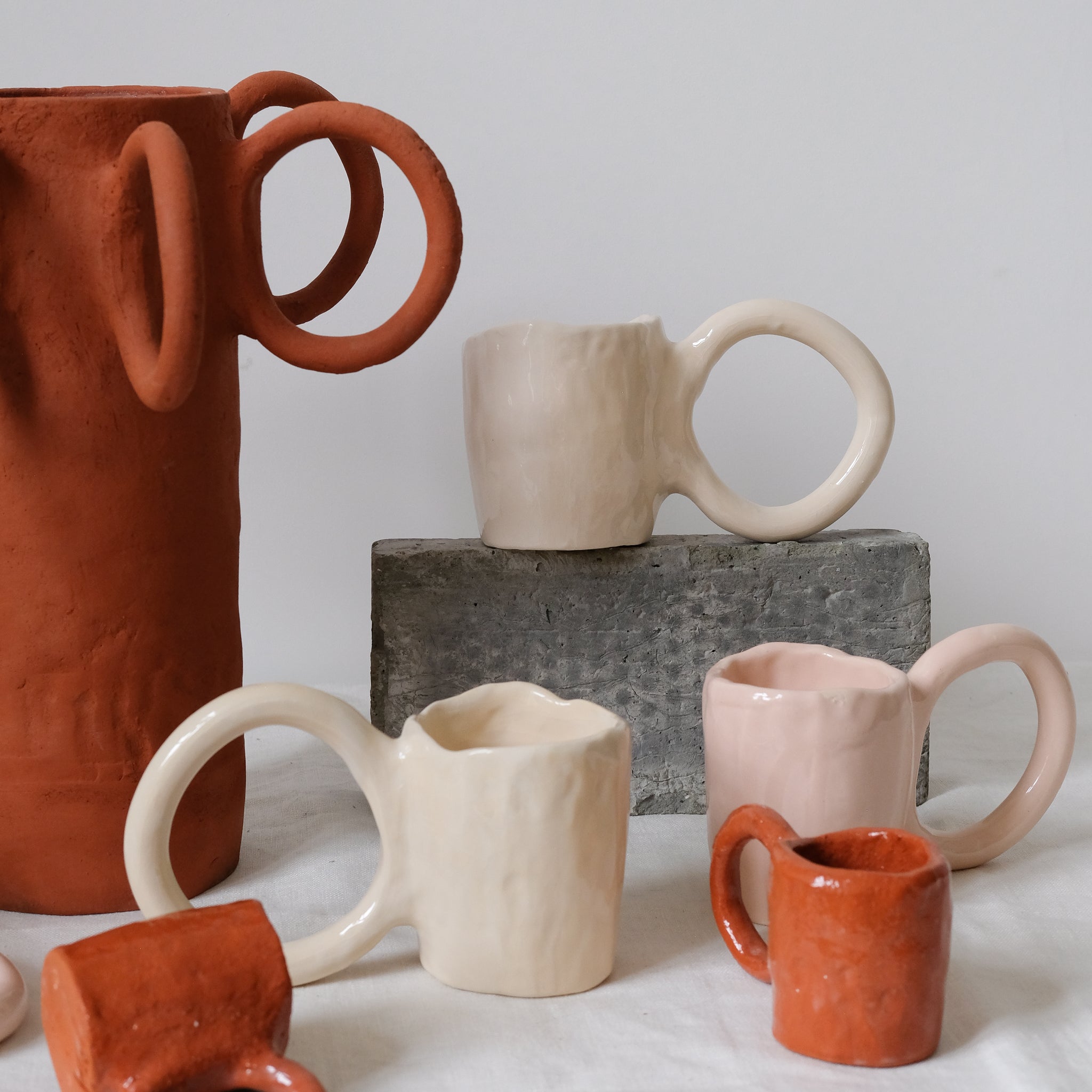 Mug Donut expresso 50ml / Terracotta de Pia Chevalier chez Brutal Ceramics