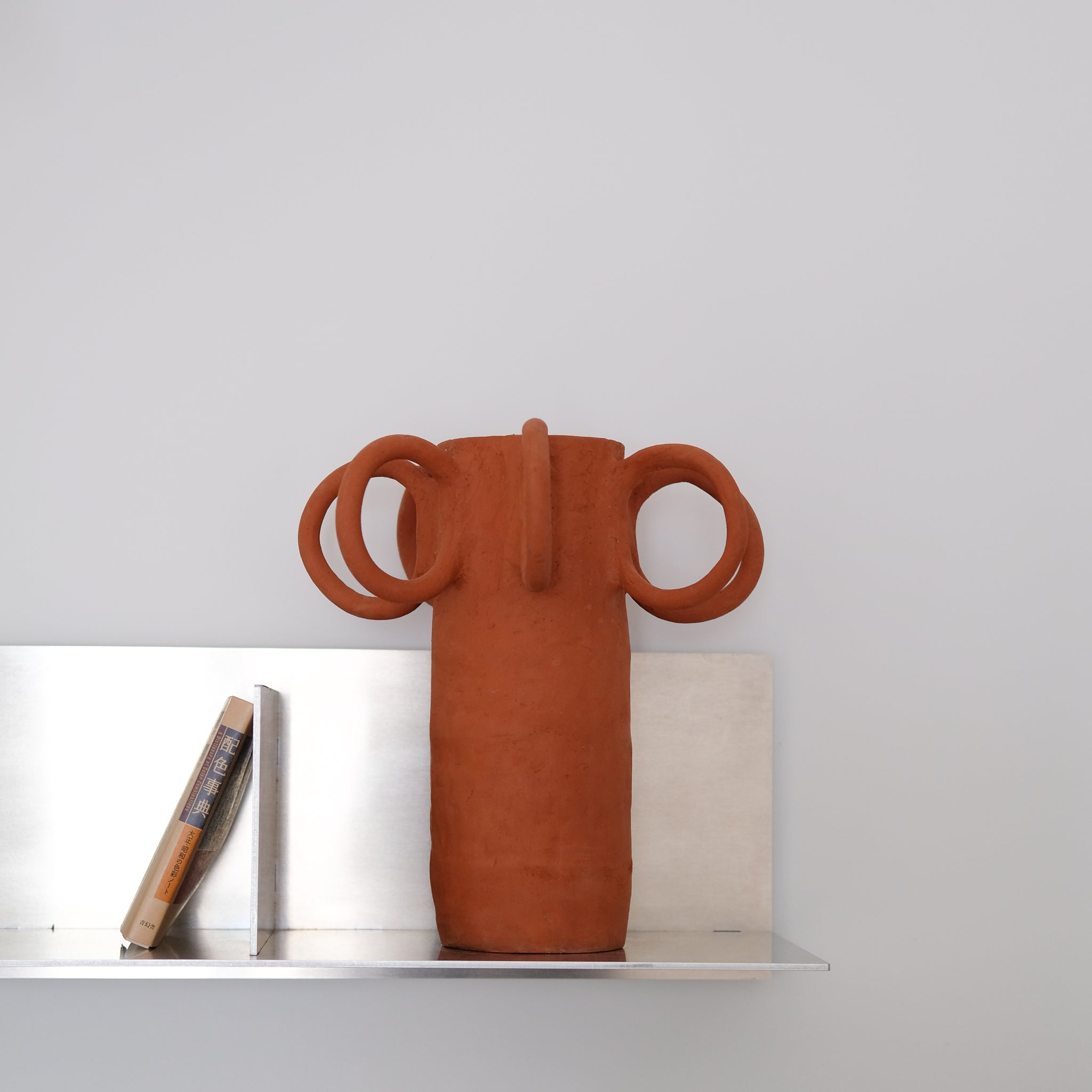 Vase Poulpe Terracotta de Pia Chevalier chez Brutal Ceramics