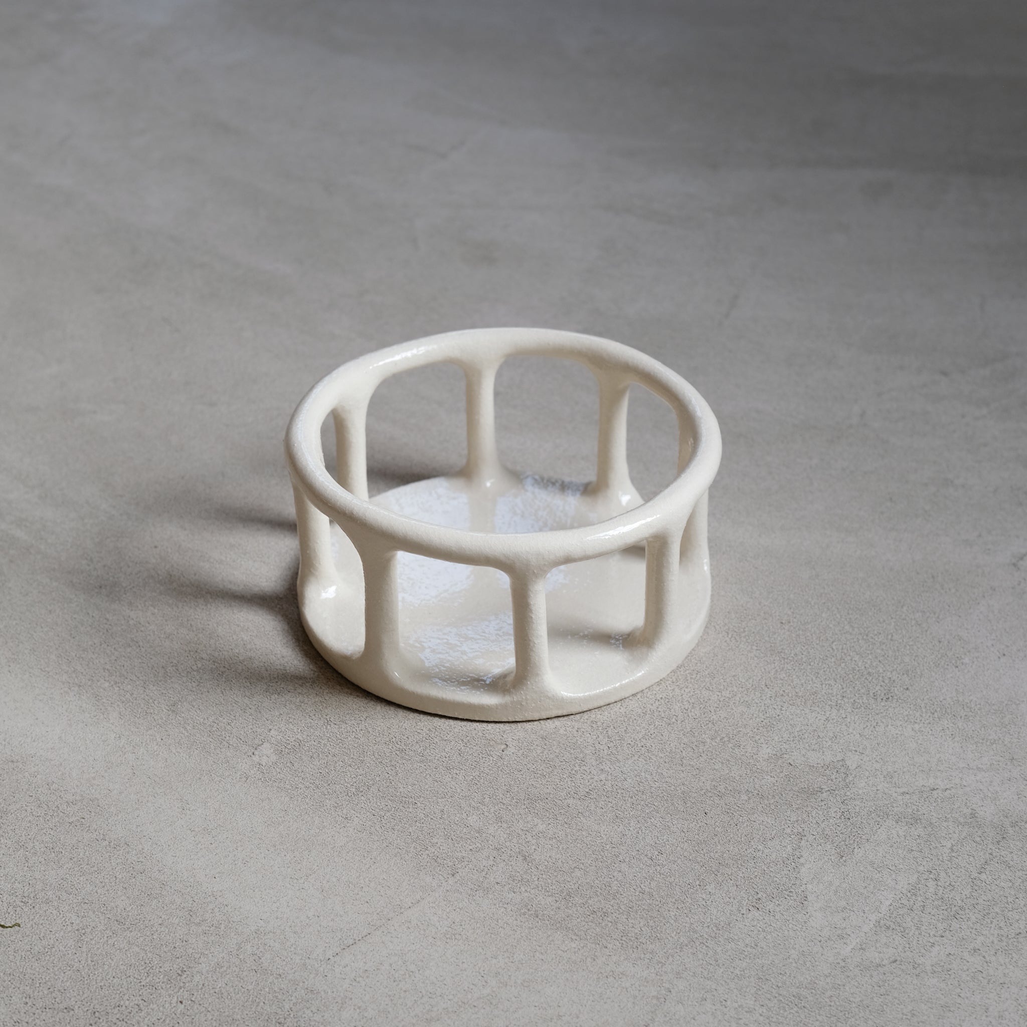Corbeille en grès cylindrique H 10cm de Solenne Belloir chez Brutal Ceramics