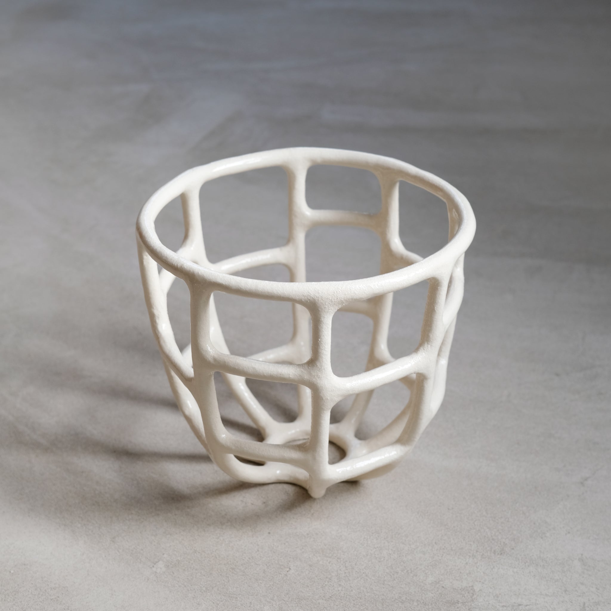 Corbeille en grès ronde H 25cm de Solenne Belloir chez Brutal Ceramics