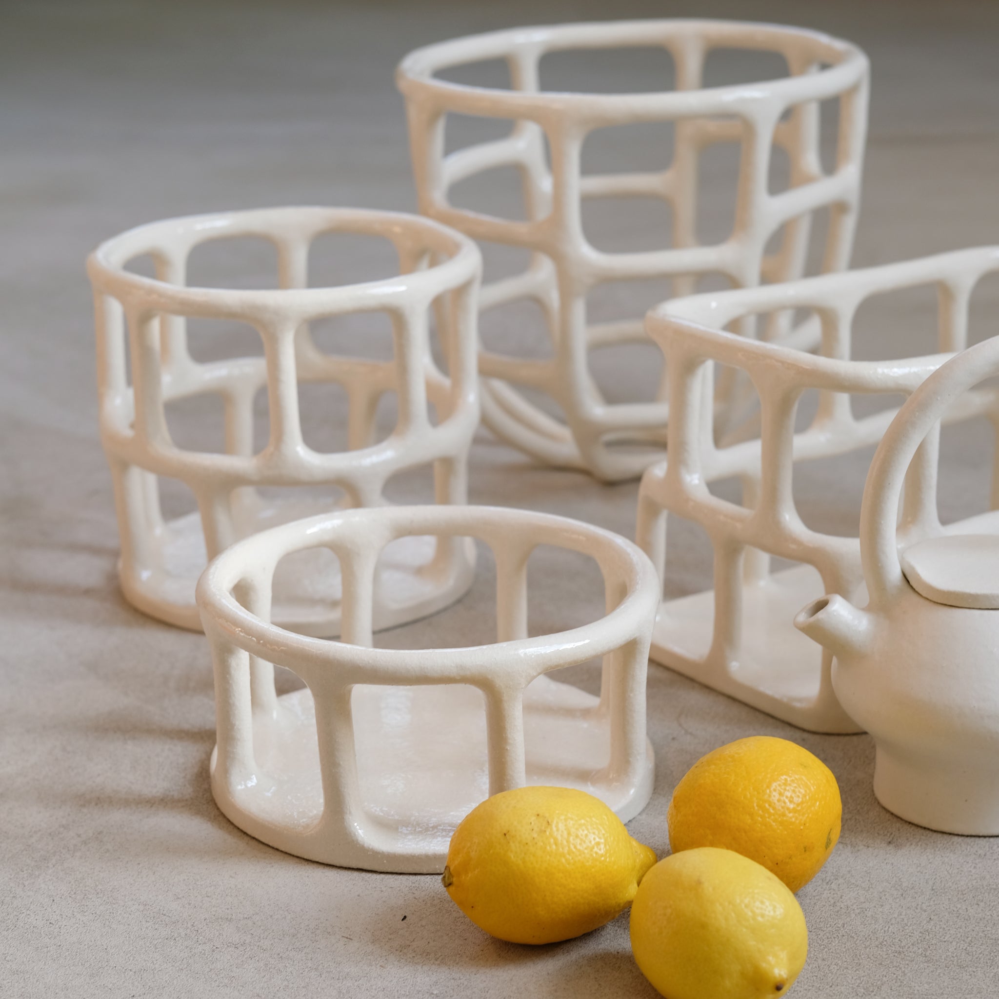 Corbeille en grès cylindrique H 10cm de Solenne Belloir chez Brutal Ceramics