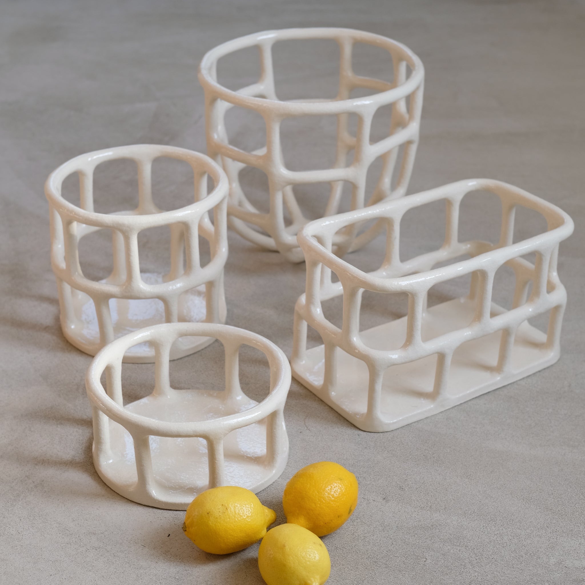 Corbeille en grès rectangulaire H 17cm de Solenne Belloir chez Brutal Ceramics