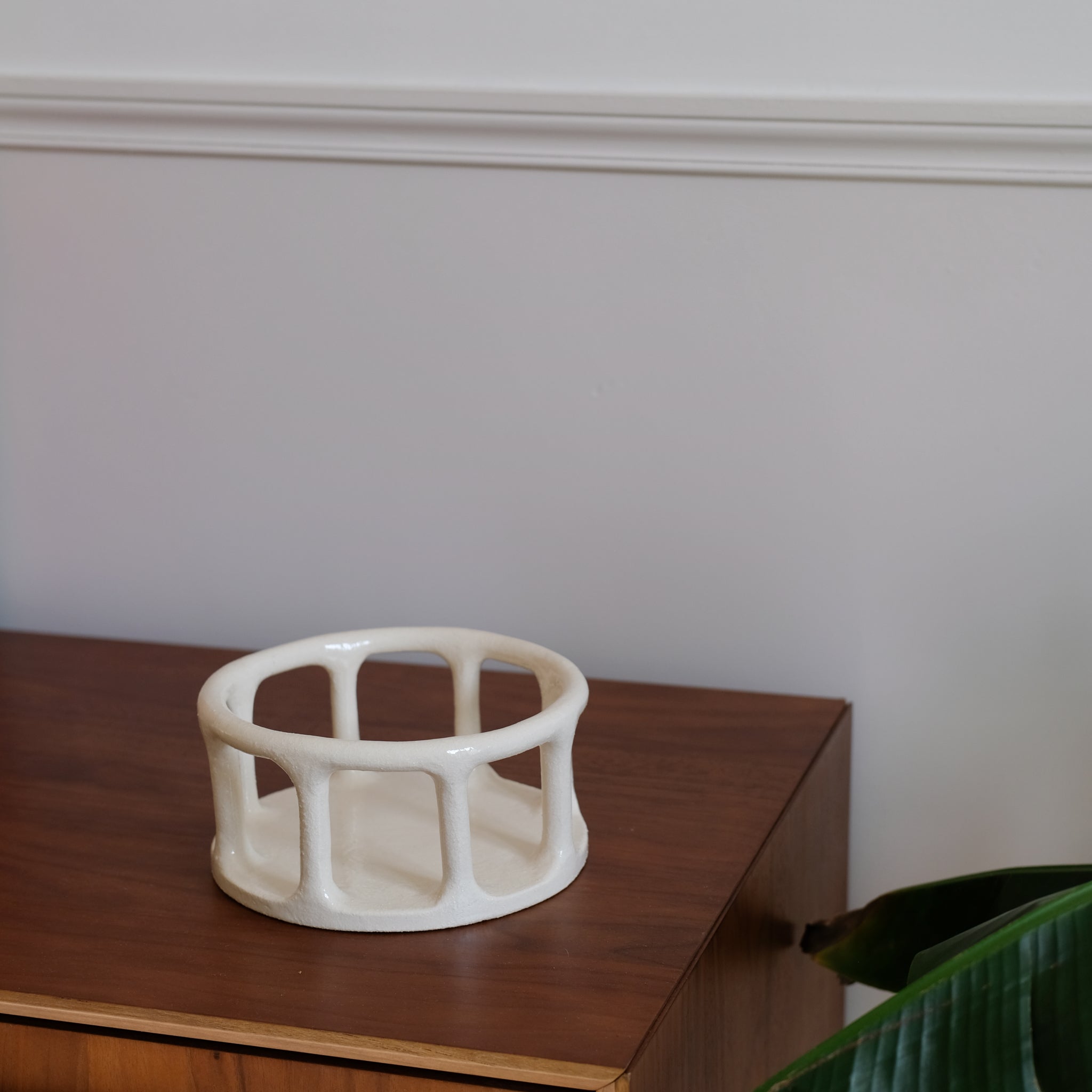 Corbeille en grès cylindrique H 10cm de Solenne Belloir chez Brutal Ceramics