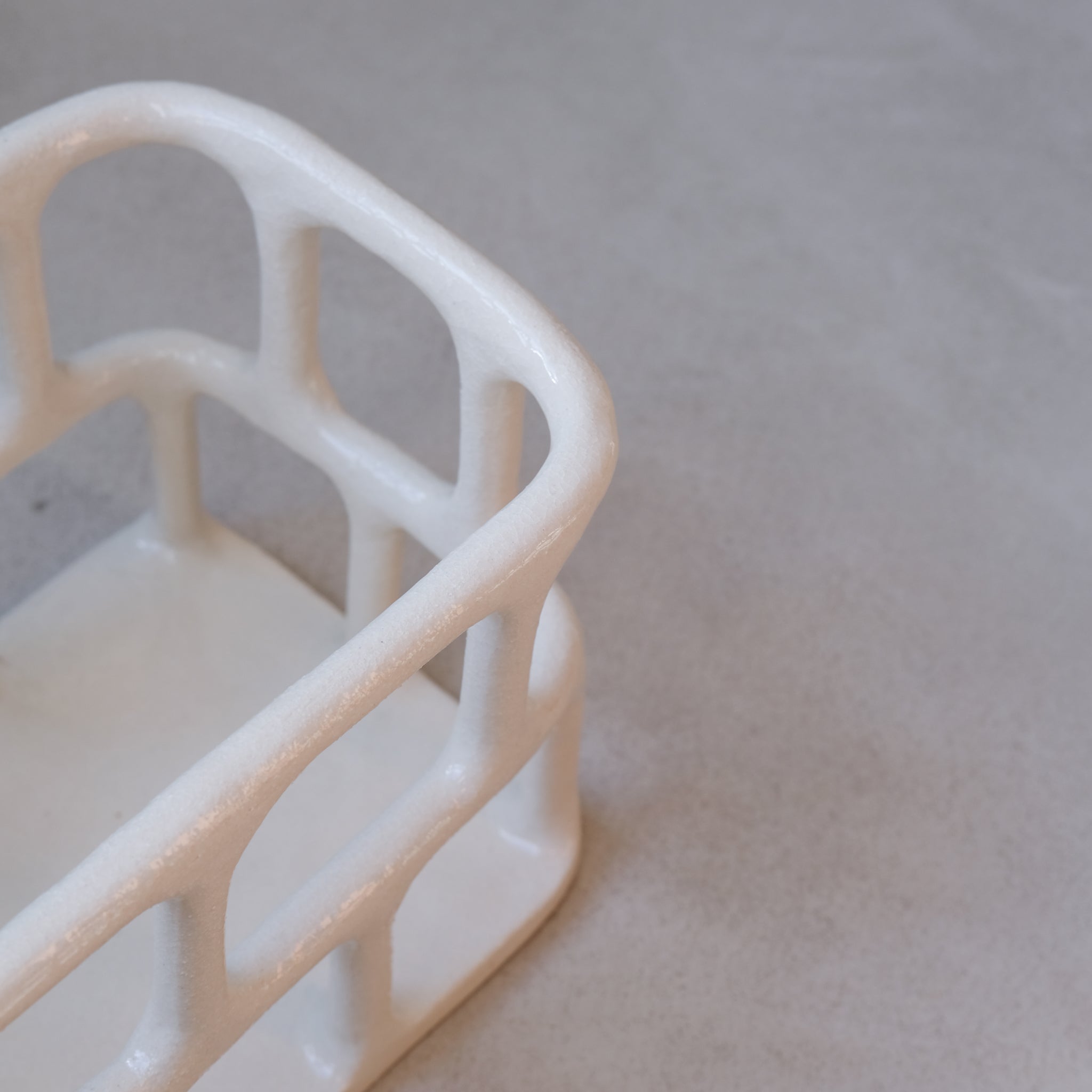 Corbeille en grès rectangulaire H 17cm de Solenne Belloir chez Brutal Ceramics