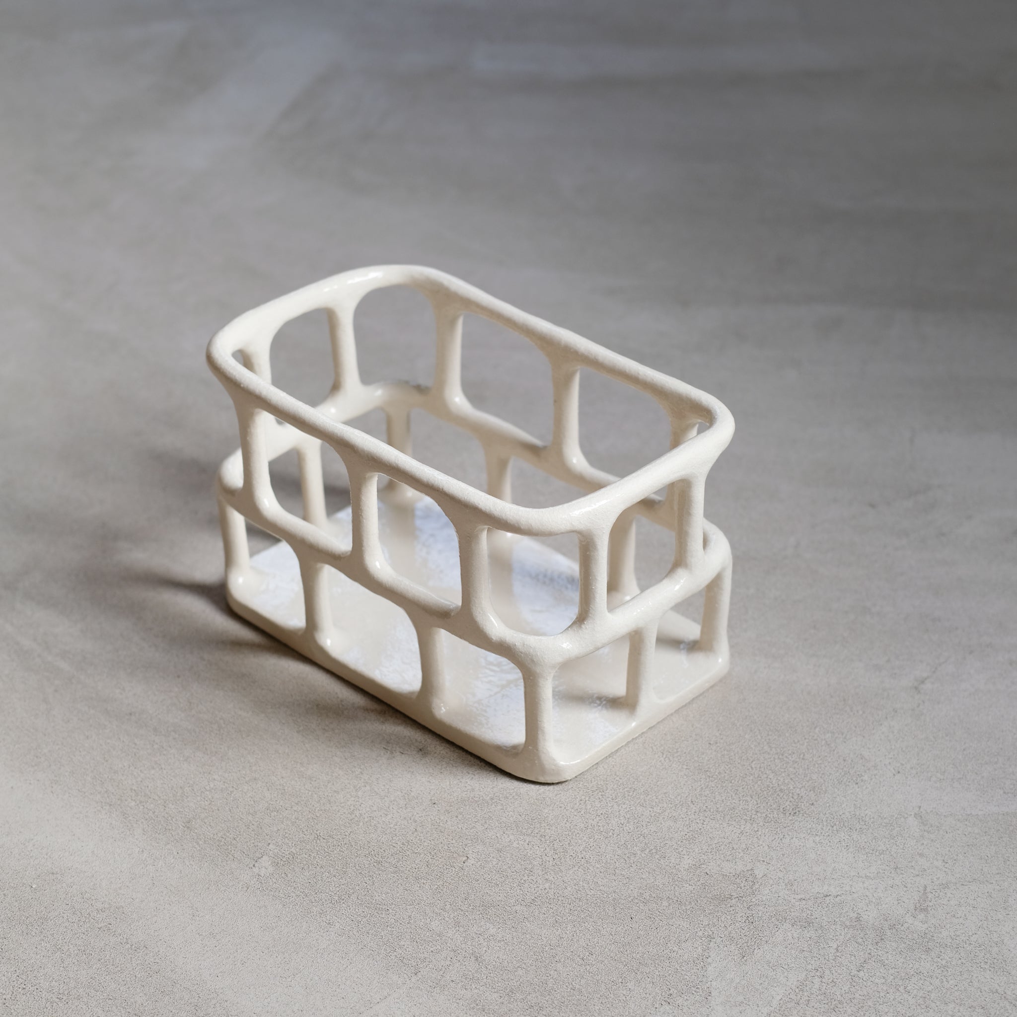 Corbeille en grès rectangulaire H 17cm de Solenne Belloir chez Brutal Ceramics