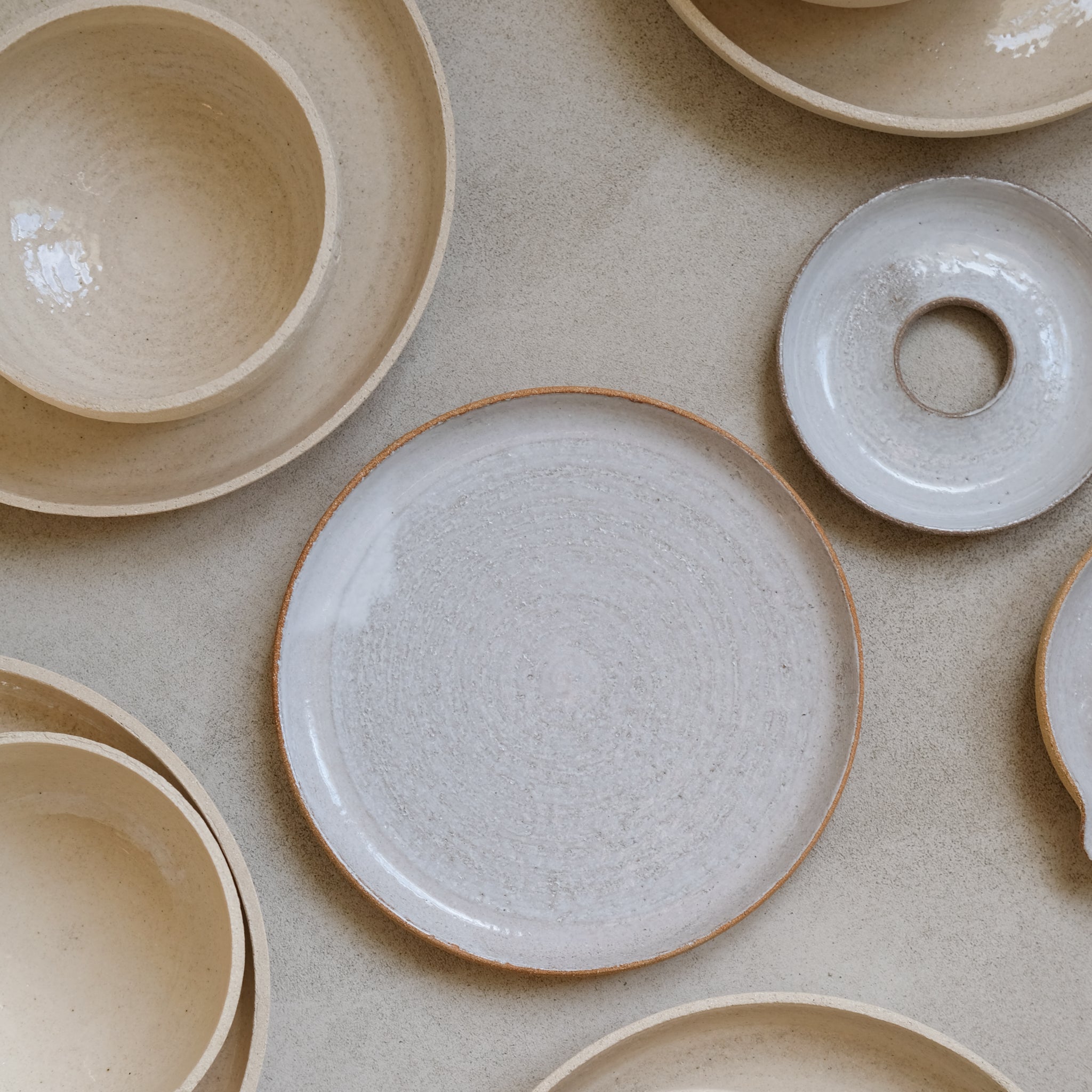 Assiette en grès roux chamotté par Studio Racines chez Brutal