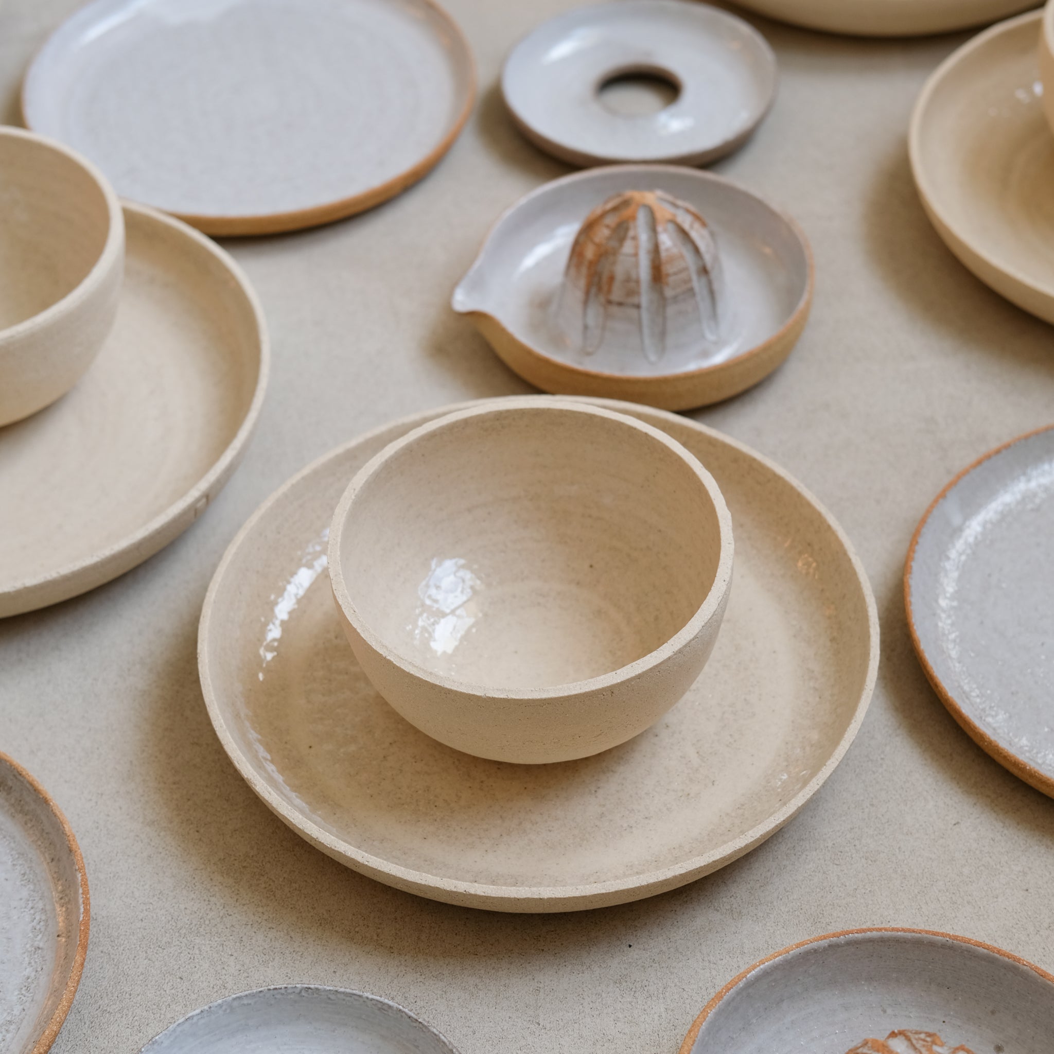 Assiette en grès chamotté par Studio Racines chez Brutal Ceramics