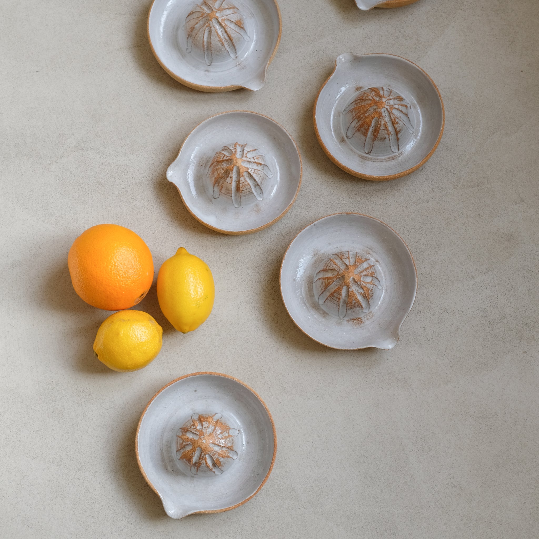 Presse-agrumes en grès roux par Studio Racines chez Brutal Ceramics