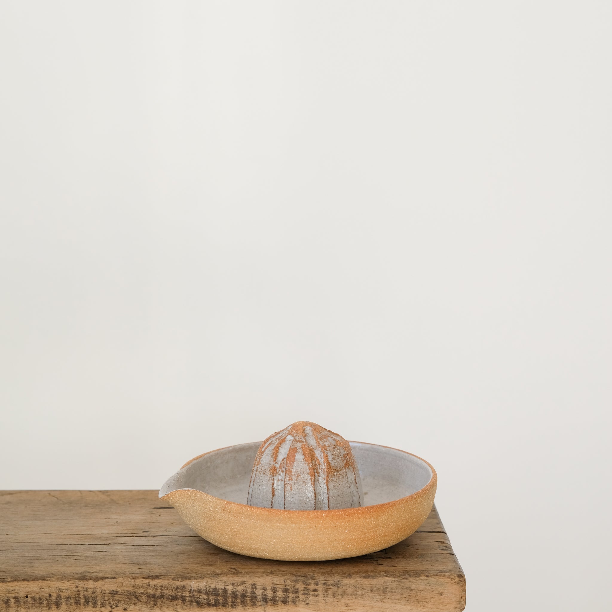Presse-agrumes en grès roux par Studio Racines chez Brutal Ceramics