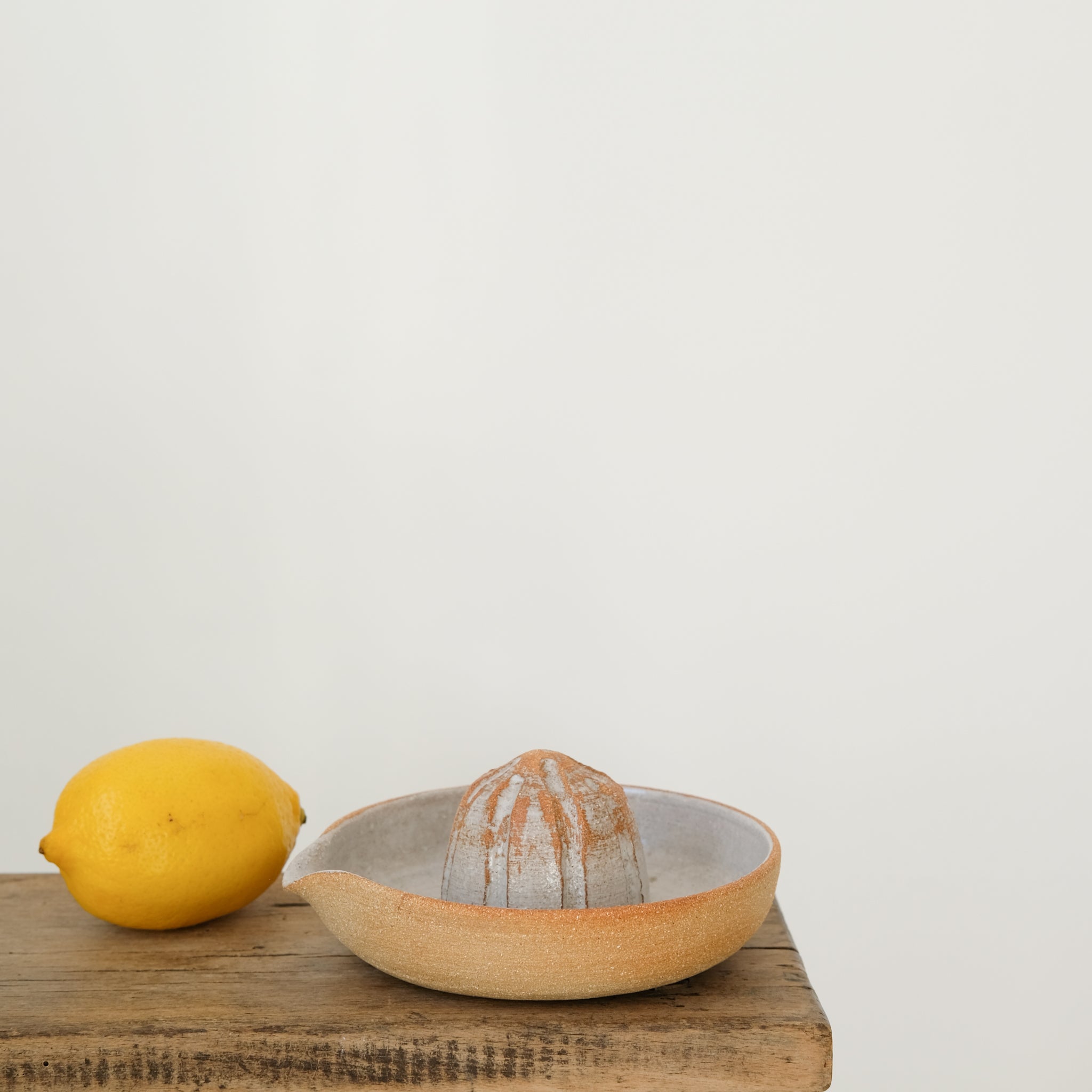 Presse-agrumes en grès roux par Studio Racines chez Brutal Ceramics