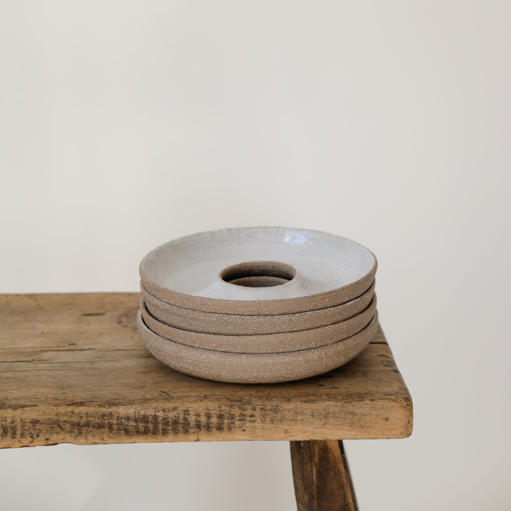 Coquetier en grès gris par Studio Racines chez Brutal