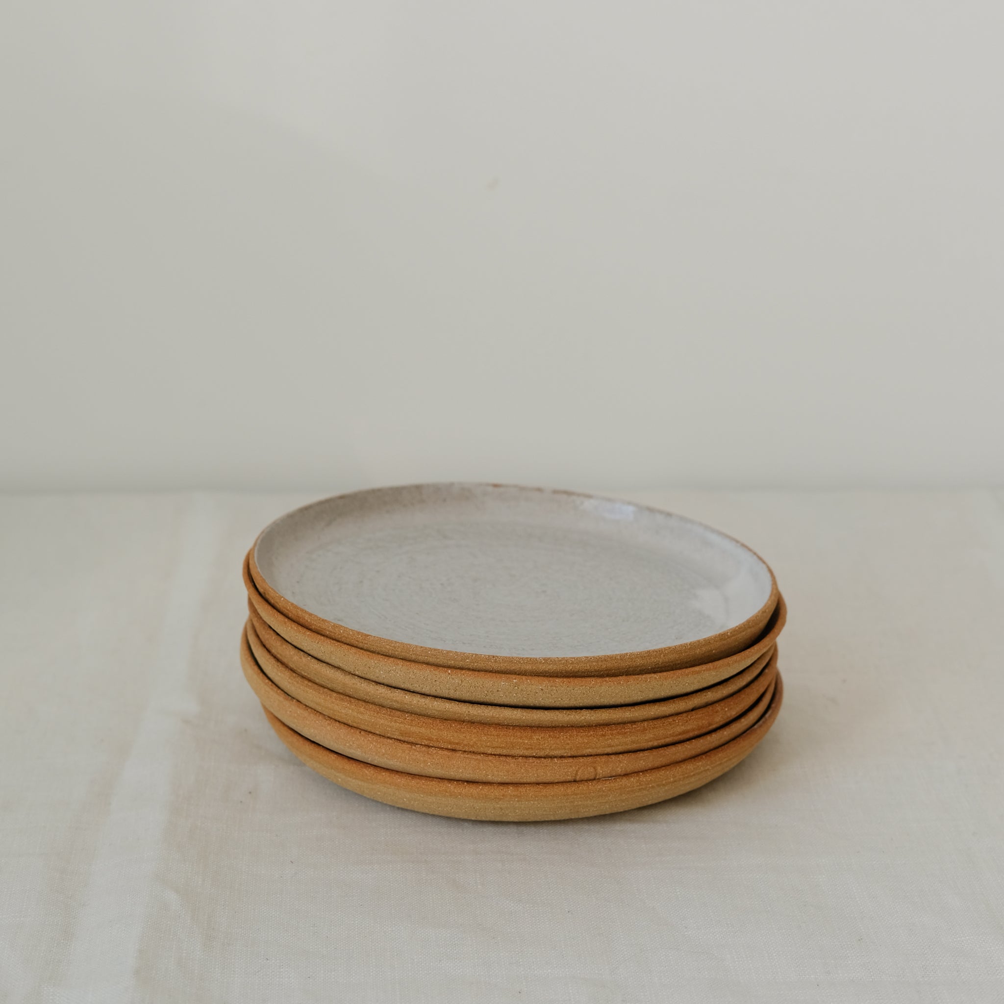 Assiette en grès roux chamotté par Studio Racines chez Brutal
