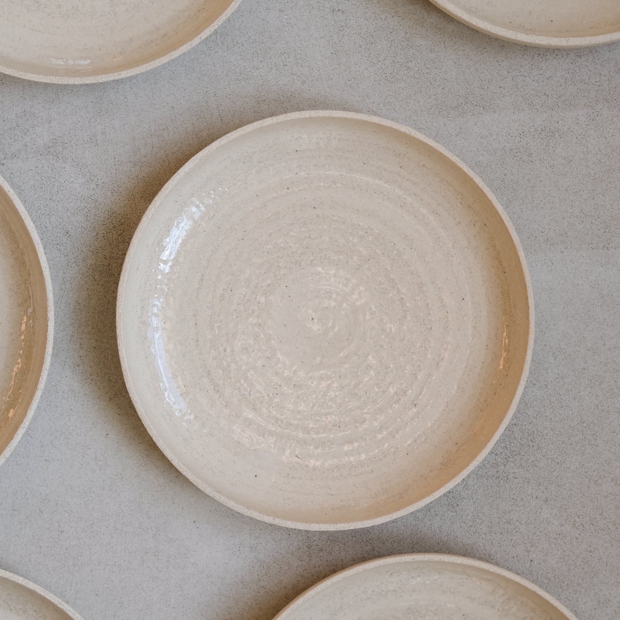 Assiette en grès chamotté par Studio Racines chez Brutal Ceramics
