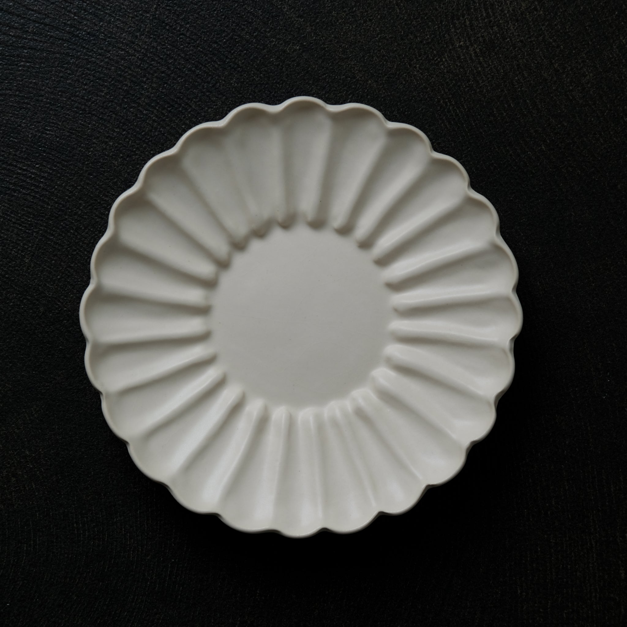 Assiette Rinka D 19,5cm / Beige par Yoshida Pottery chez Brutal Ceramics