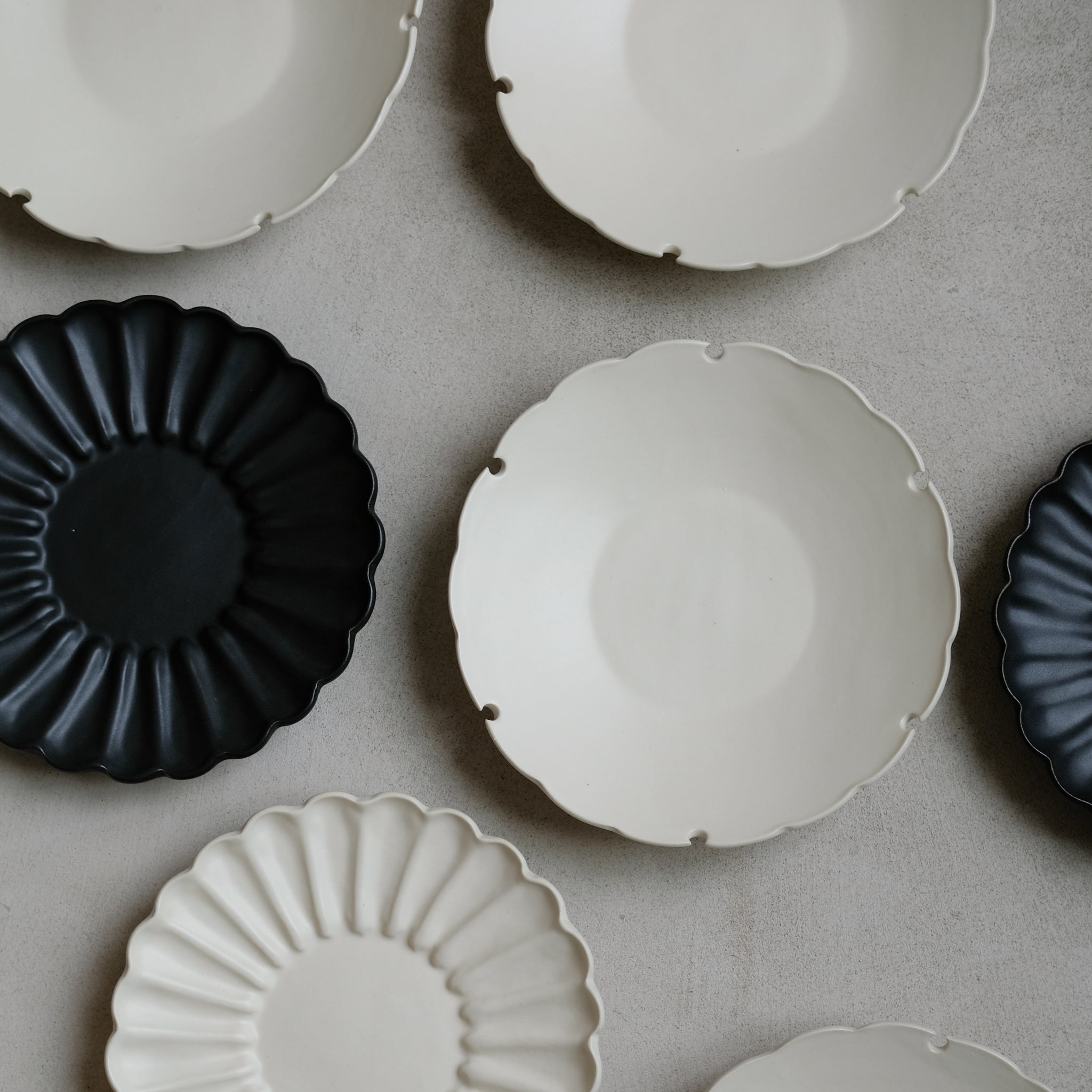 Assiette Rinka D 19,5cm / Noir par Yoshida Pottery chez Brutal Ceramics