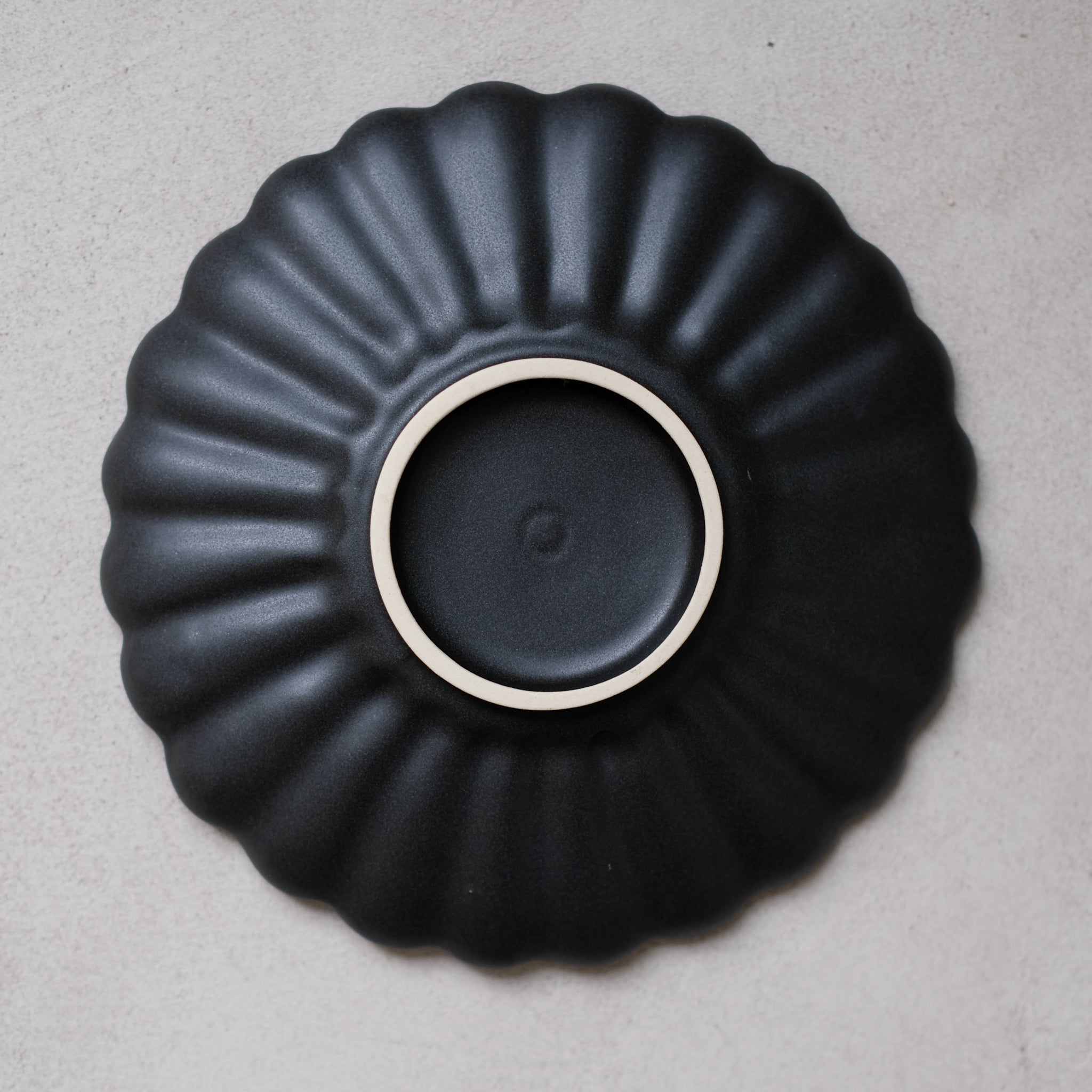 Assiette Rinka D 19,5cm / Noir par Yoshida Pottery chez Brutal Ceramics
