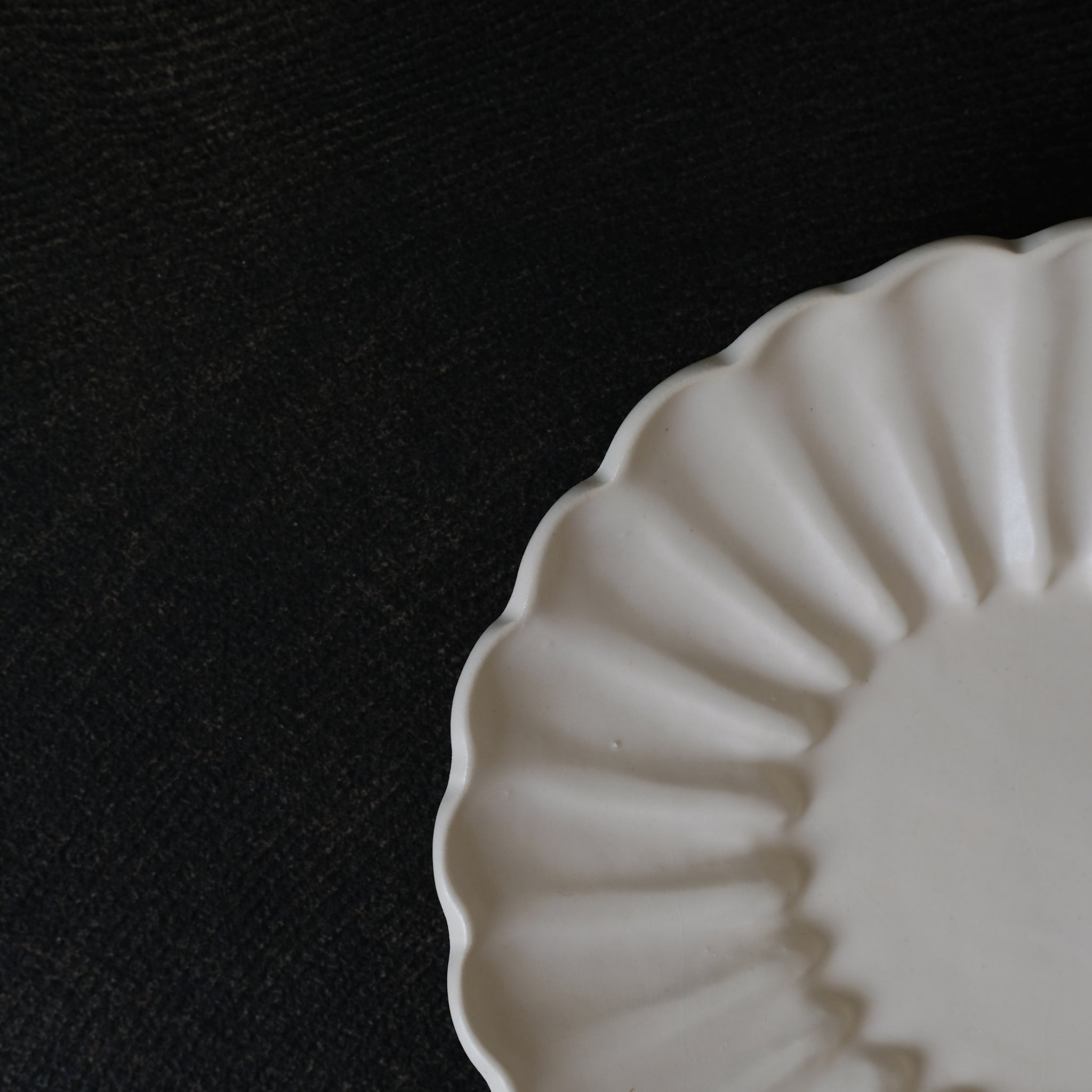 Assiette Rinka D 19,5cm / Beige par Yoshida Pottery chez Brutal Ceramics