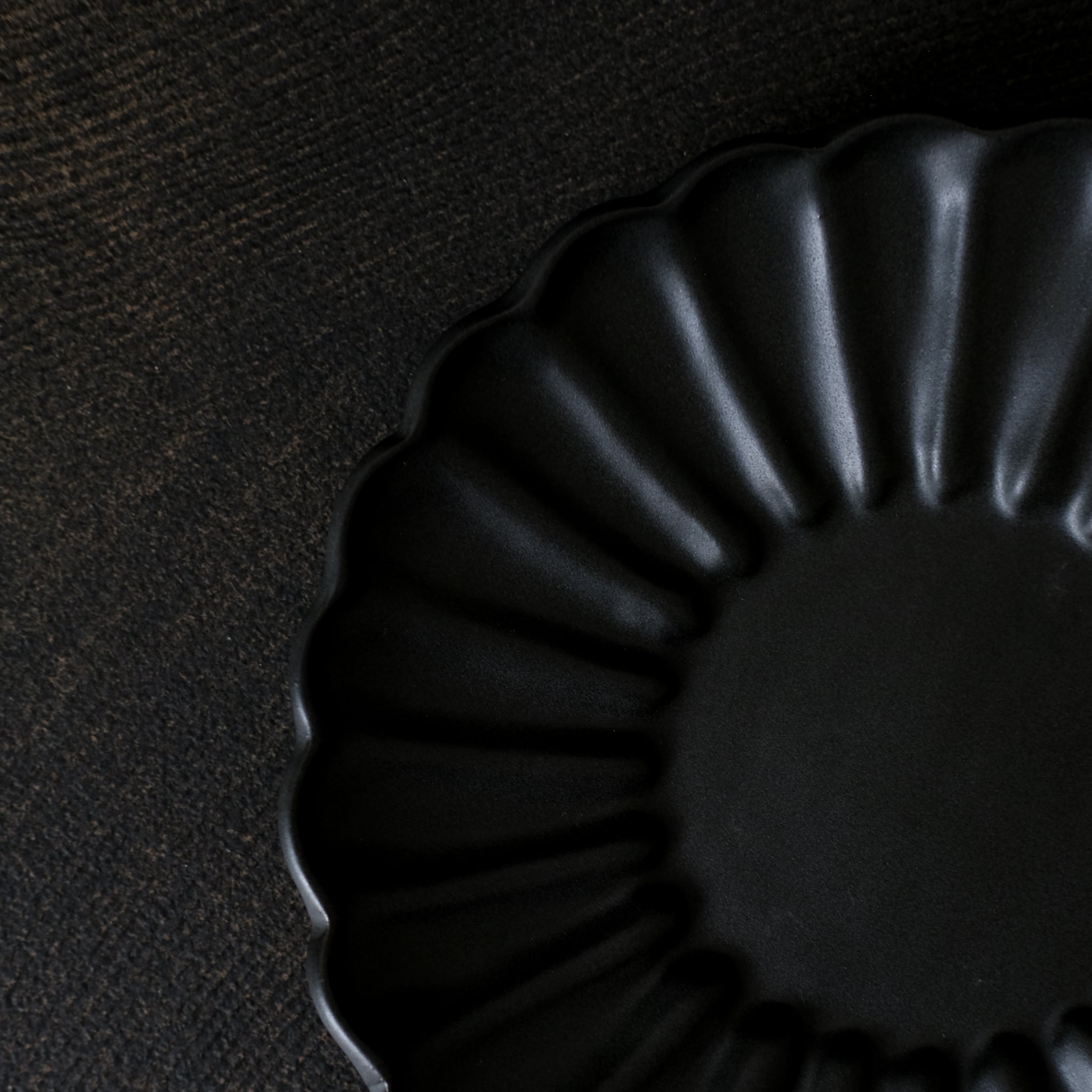 Assiette Rinka D 19,5cm / Noir par Yoshida Pottery chez Brutal Ceramics