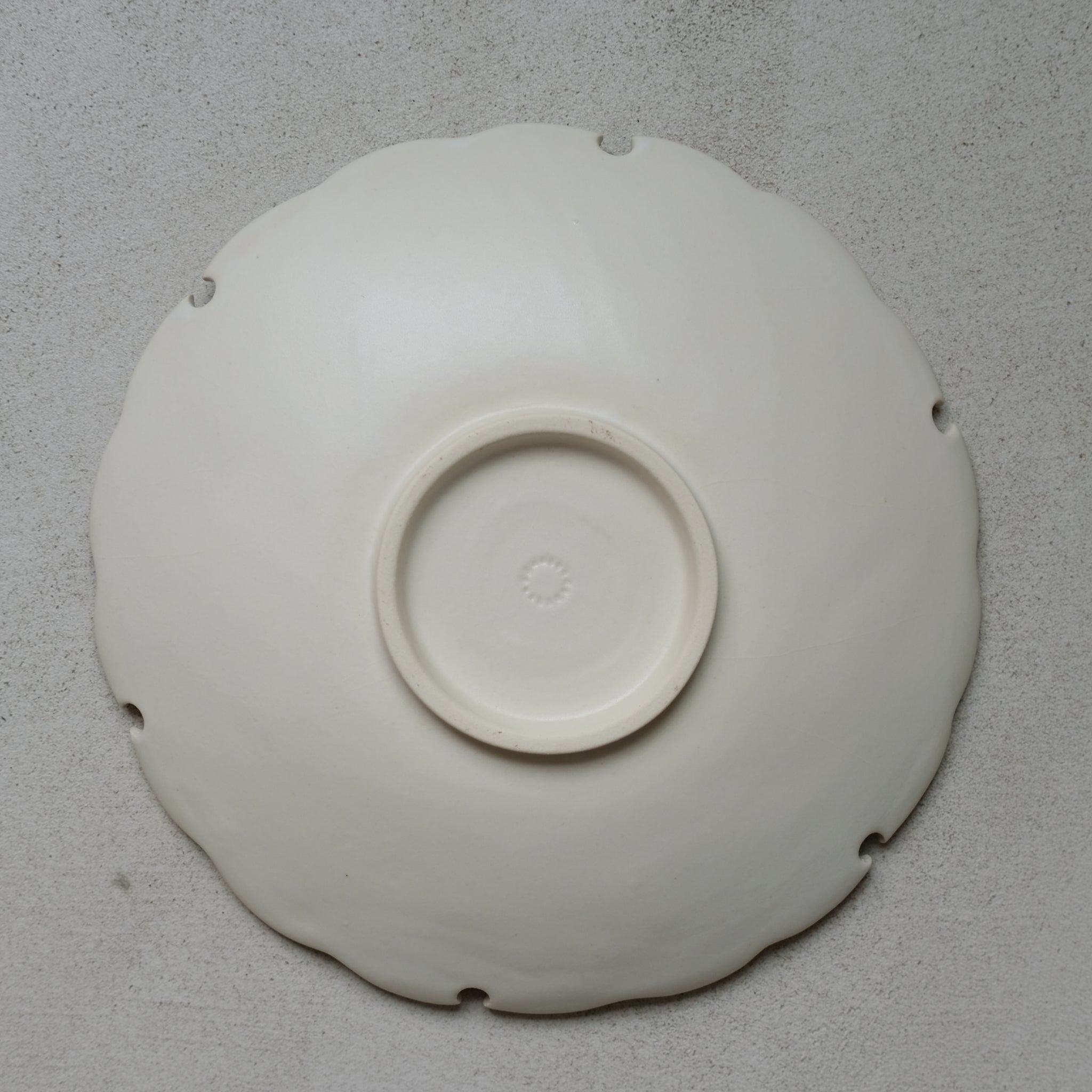 Assiette Yukiwa D 20cm / Beige par Yoshida Pottery chez Brutal Ceramics