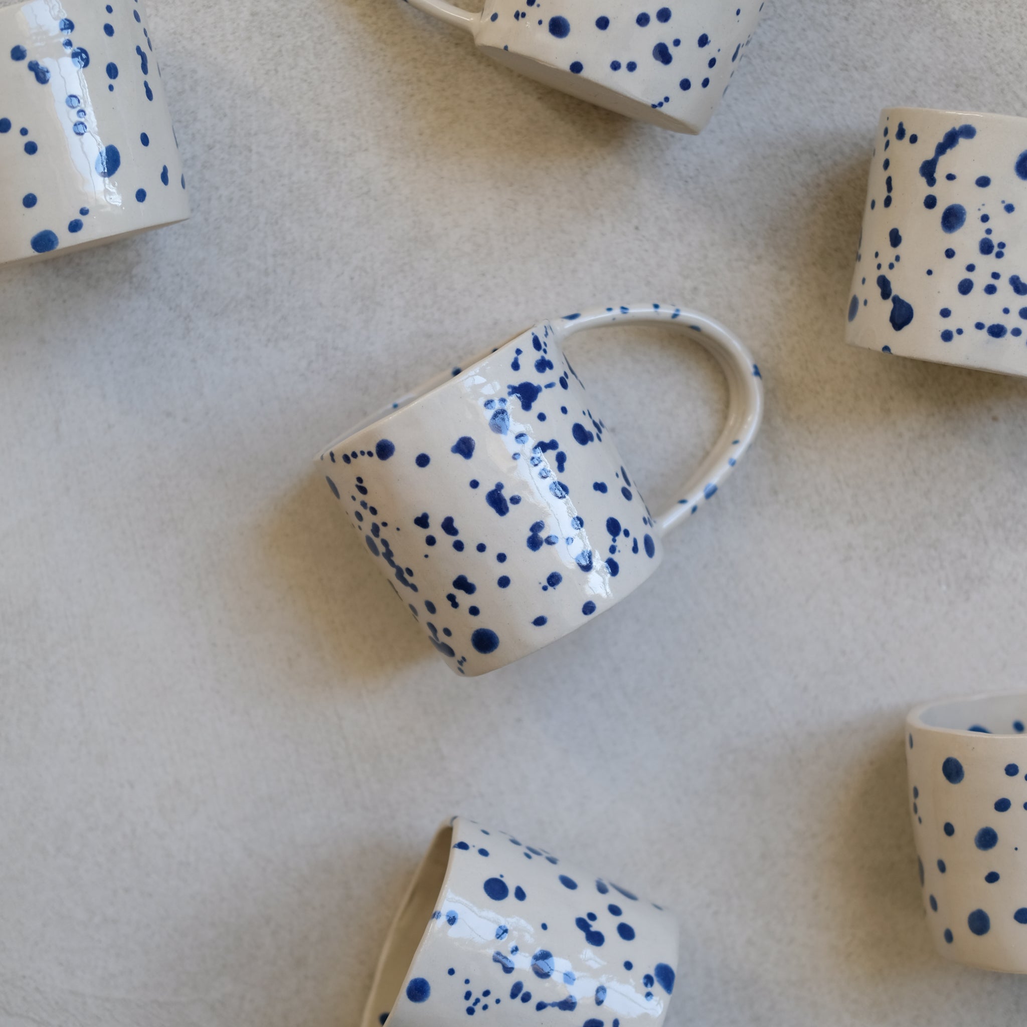 Tasse en grès mouchetée par Cassandre Bouilly chez Brutal Ceramics