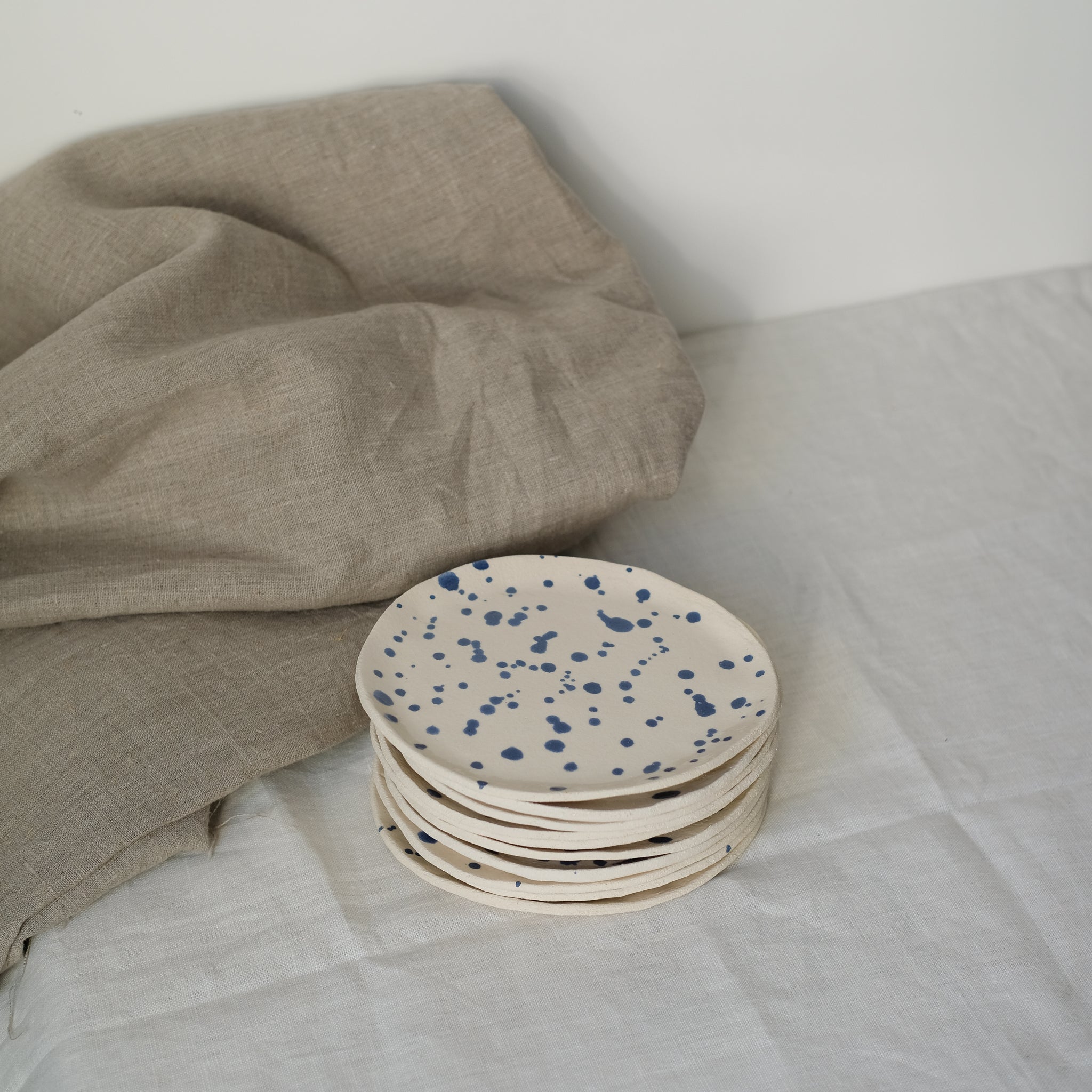 Assiette mouchetée bleue de Cassandre Bouilly chez Brutal Ceramics