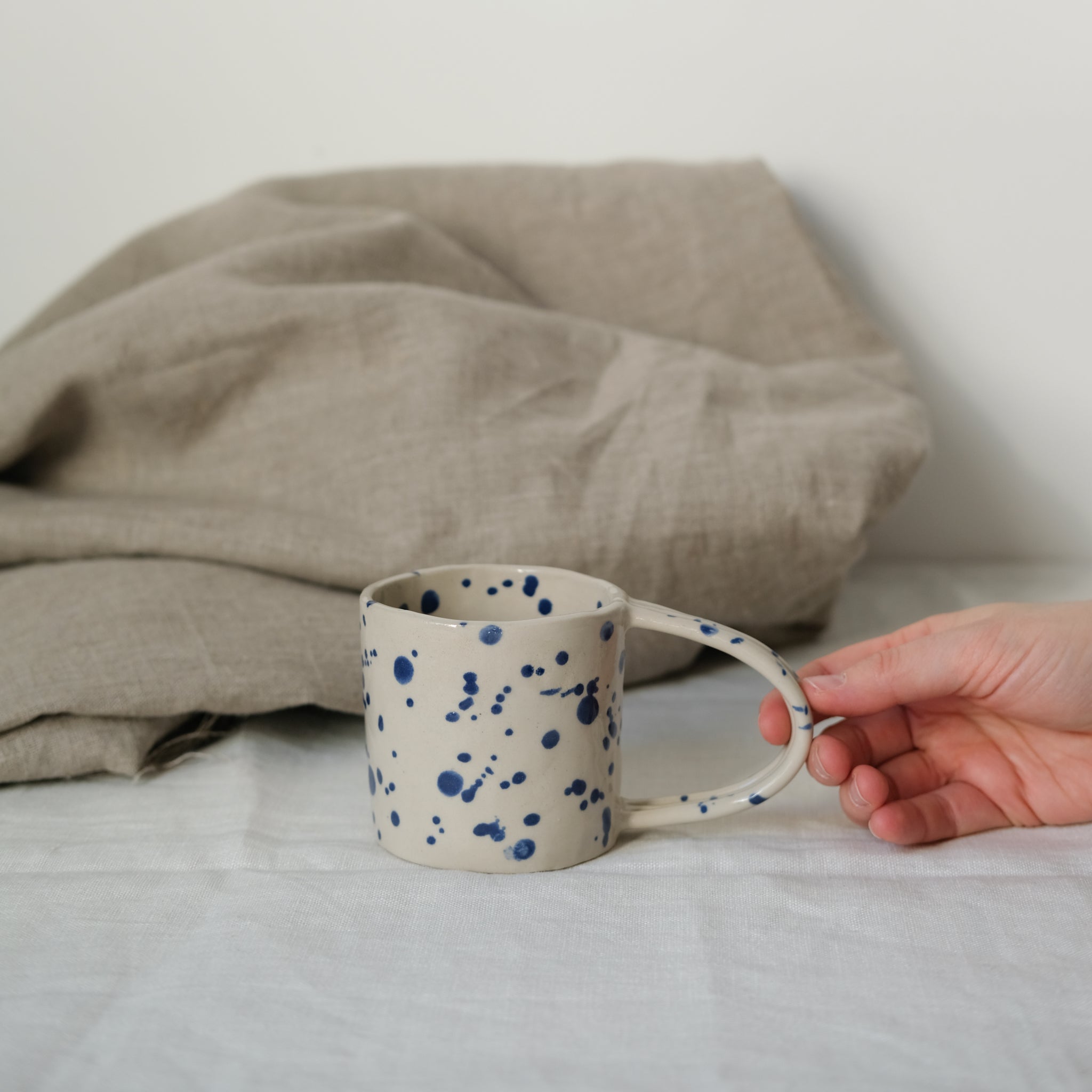 Tasse en grès mouchetée par Cassandre Bouilly chez Brutal Ceramics
