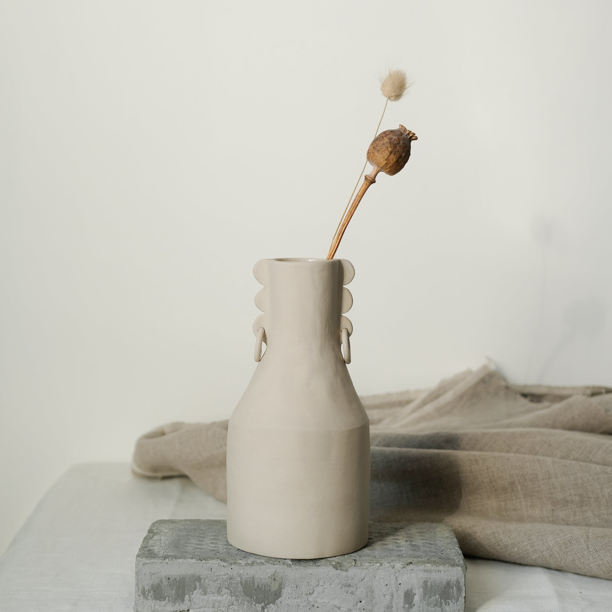 Vase Totem oreilles percées de Cassandre Bouilly chez Brutal Ceramics