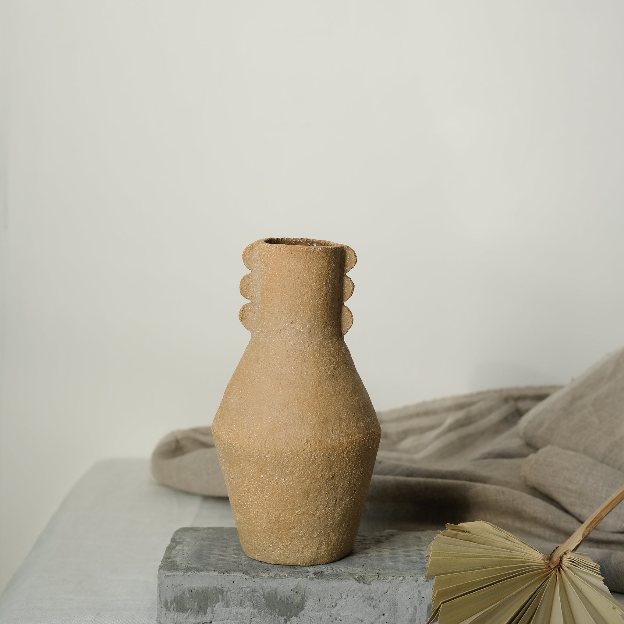 Vase Totem en grès roux de Cassandre Bouilly chez Brutal Ceramics