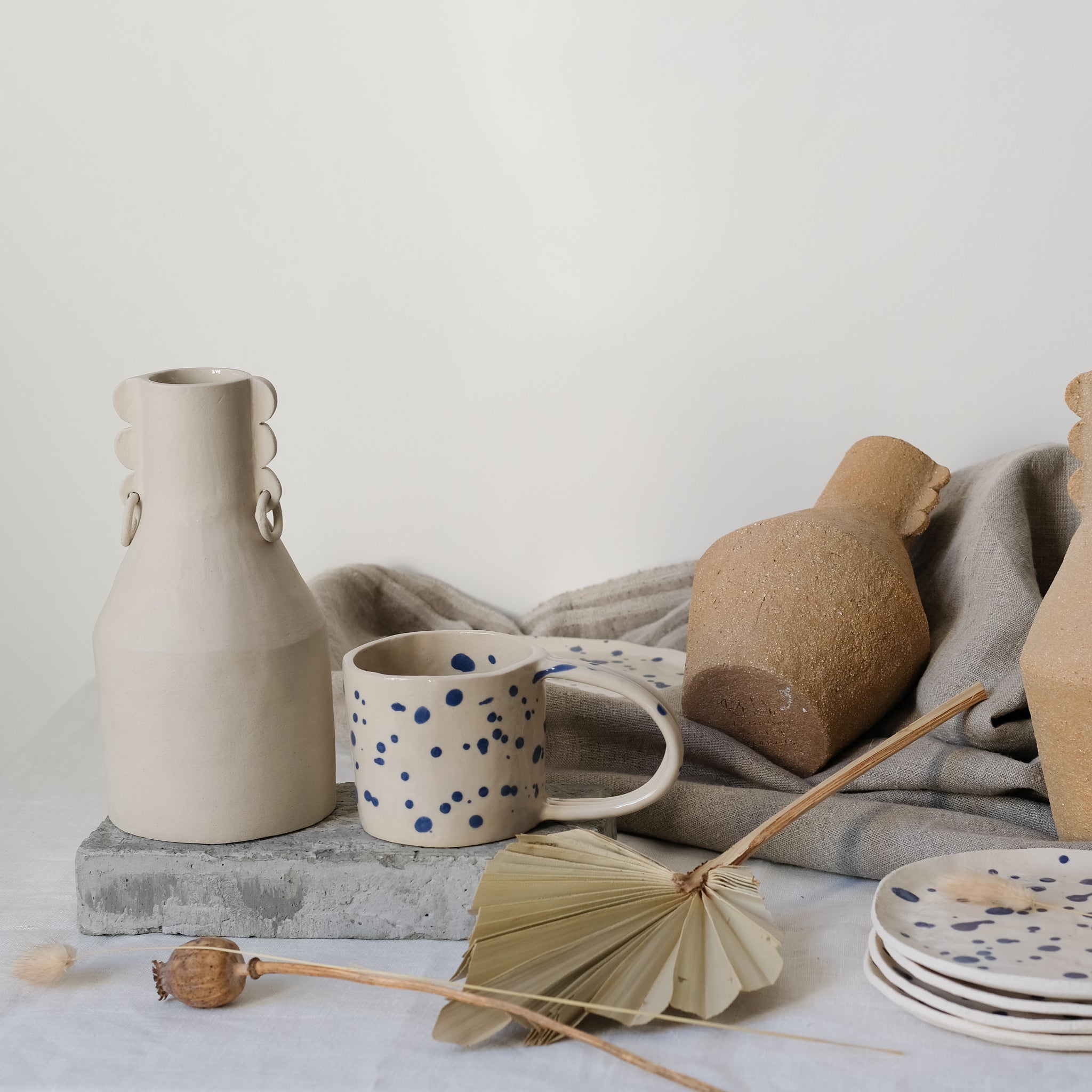 Tasse en grès mouchetée par Cassandre Bouilly chez Brutal Ceramics