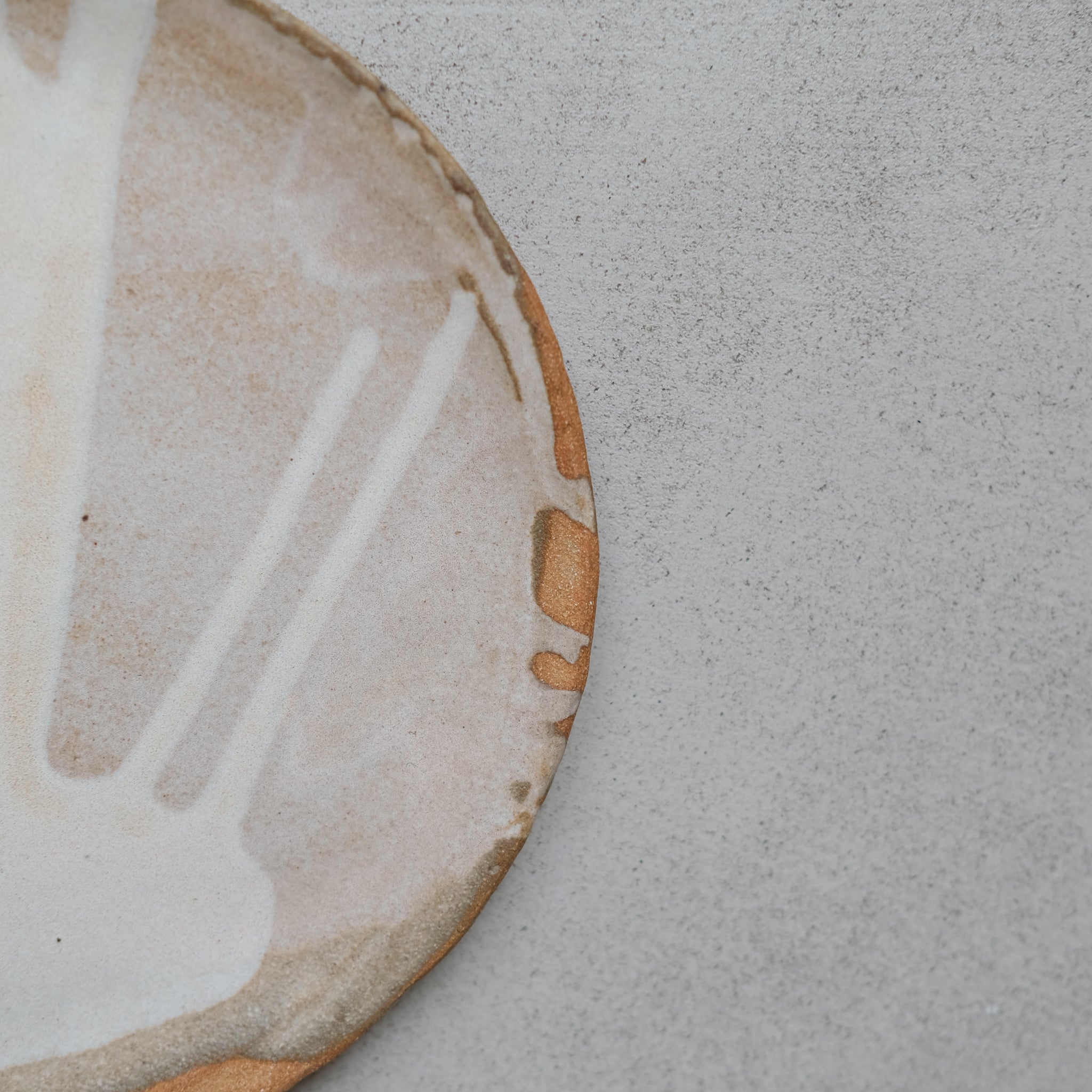 Assiette Nun par Eléa Lelimouzin chez Brutal Ceramics