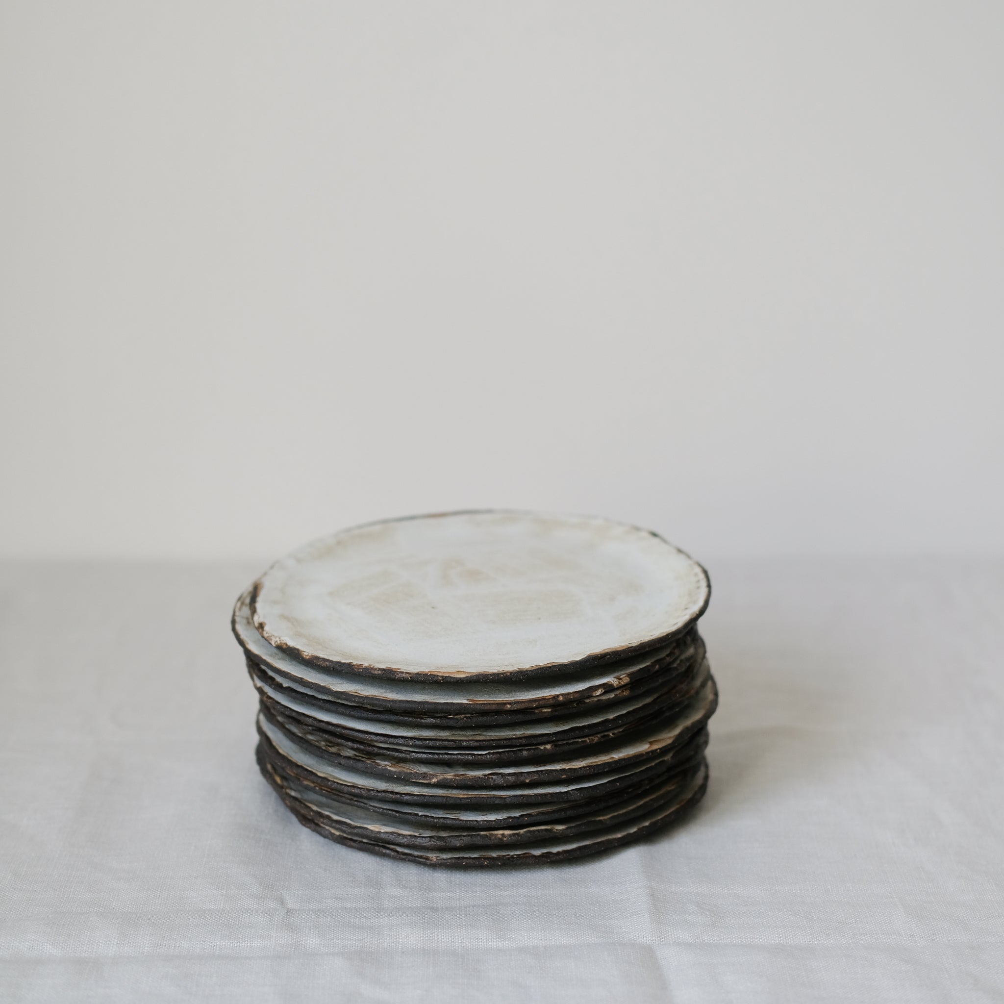 Assiette Alpha par Eléa Lelimouzin chez Brutal Ceramics