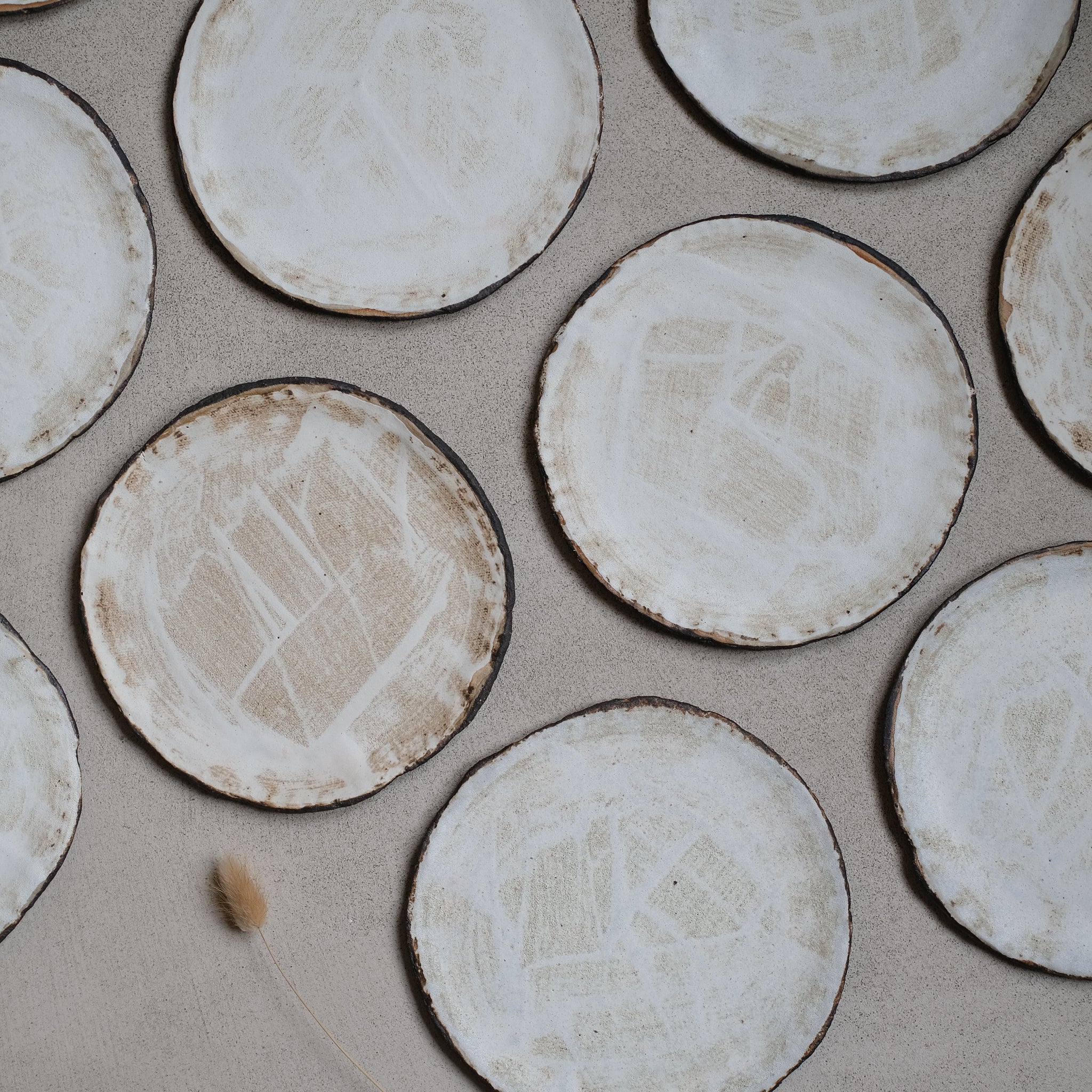Assiette Alpha par Eléa Lelimouzin chez Brutal Ceramics