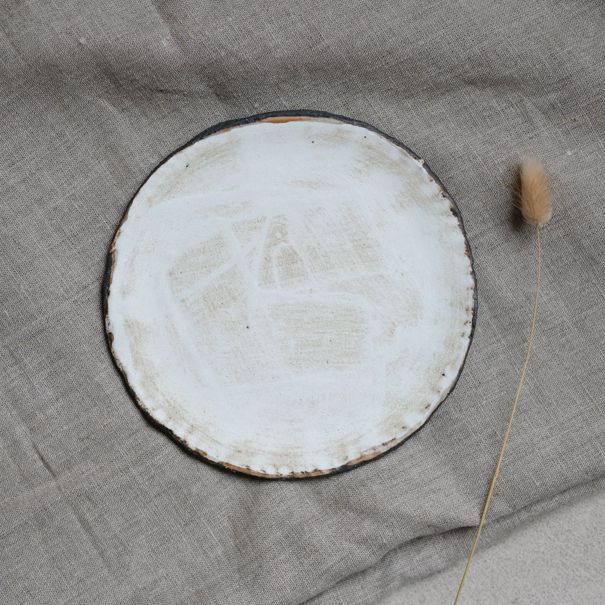 Assiette Alpha par Eléa Lelimouzin chez Brutal Ceramics
