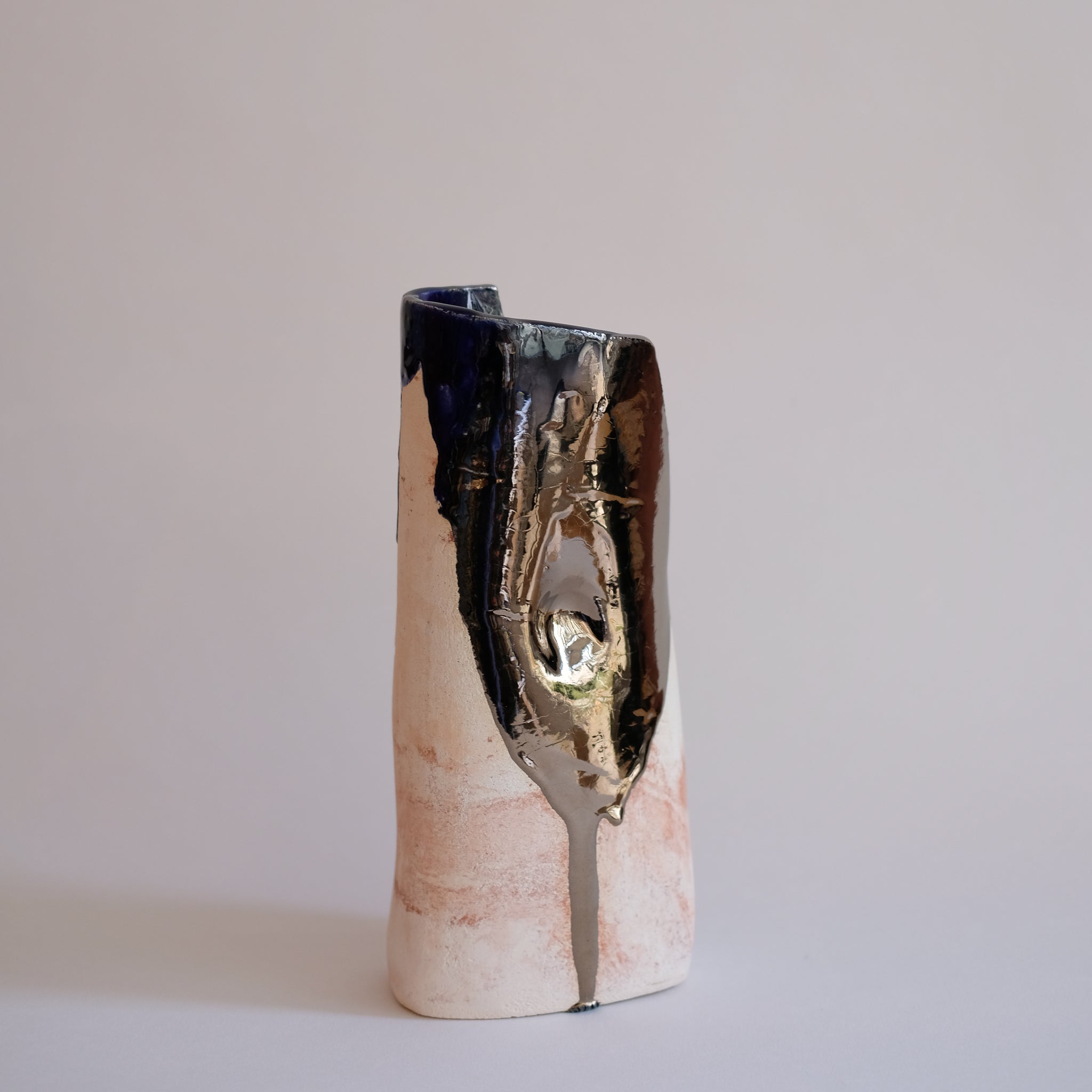 Vase Omata 06 par Emmanuelle Roule chez Brutal Ceramics