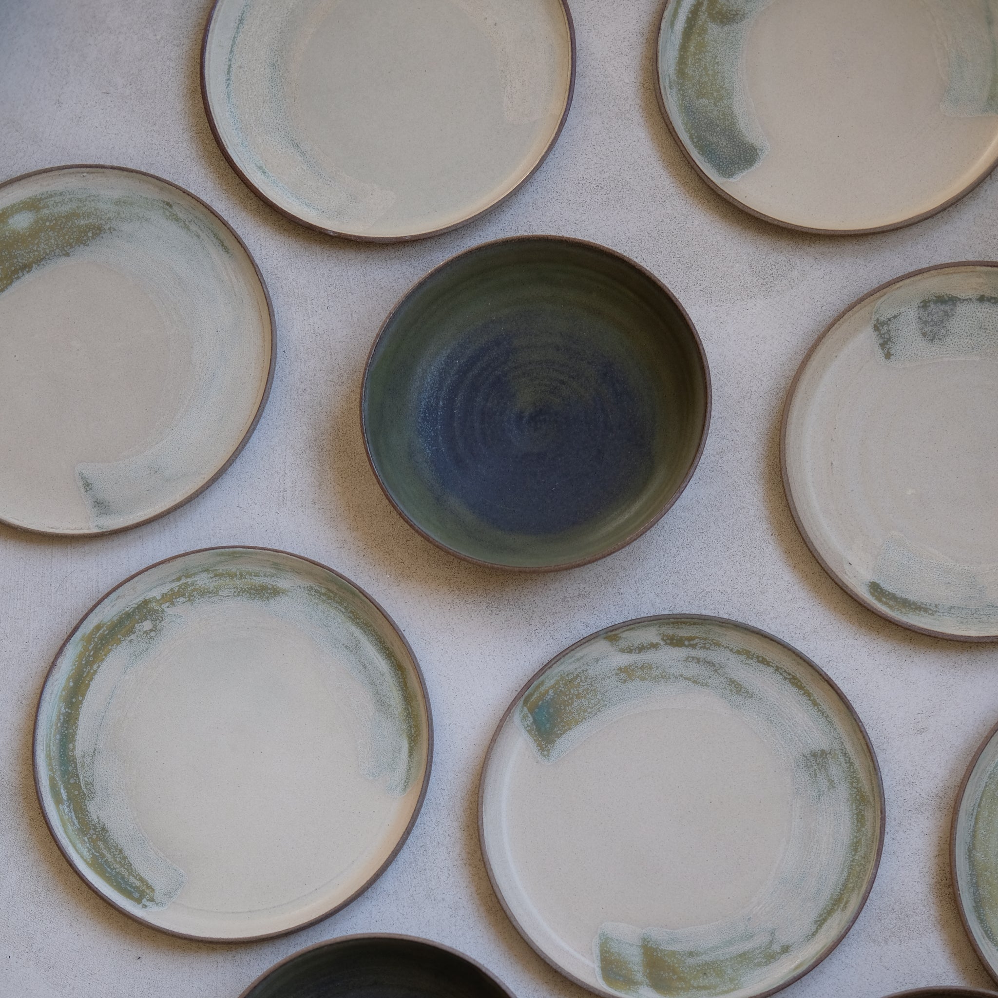 Assiette en grès gris D24cm - vert pistache d'Eva Kengen chez Brutal Ceramics