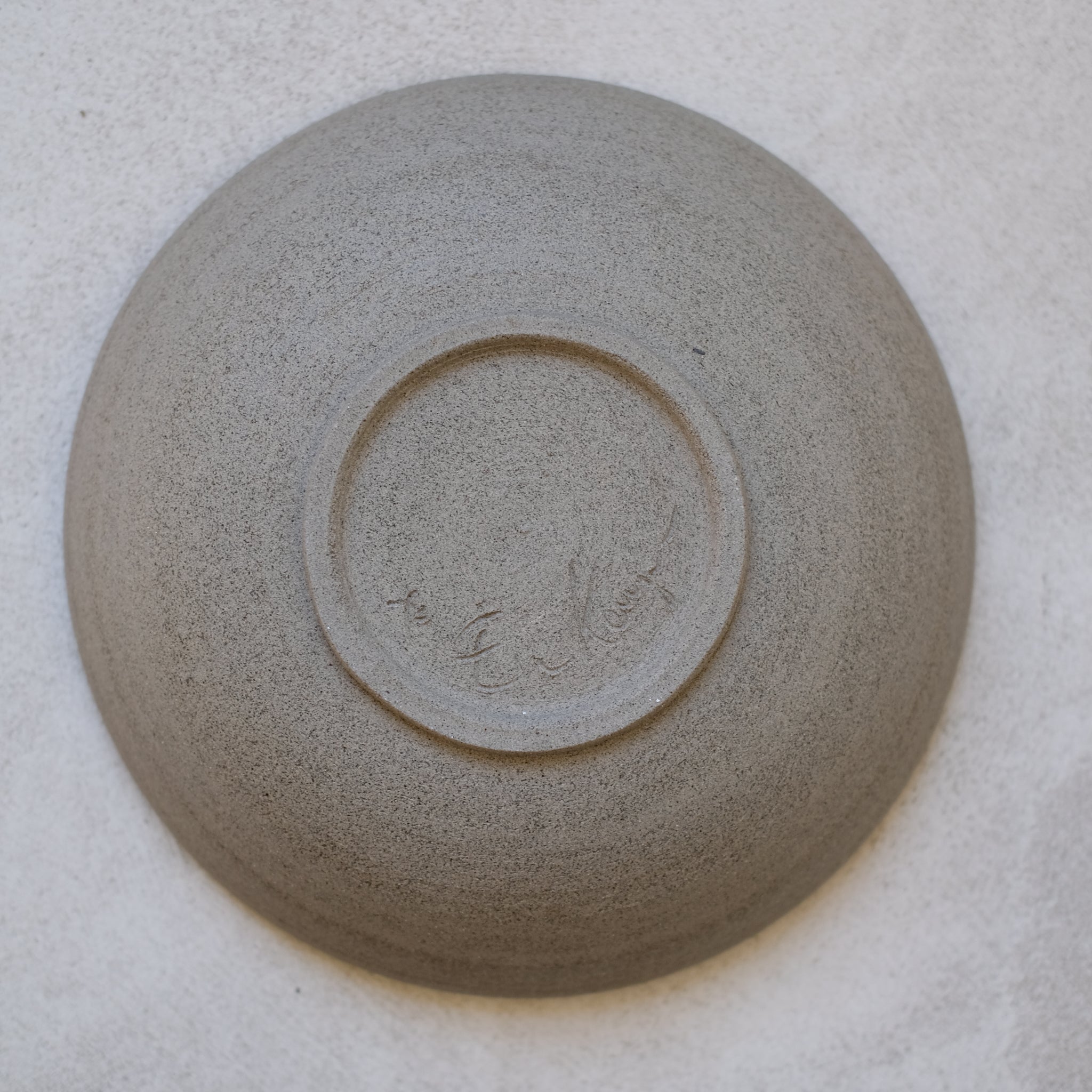 Assiette creuse en grès gris D21cm d'Eva Kengen chez Brutal