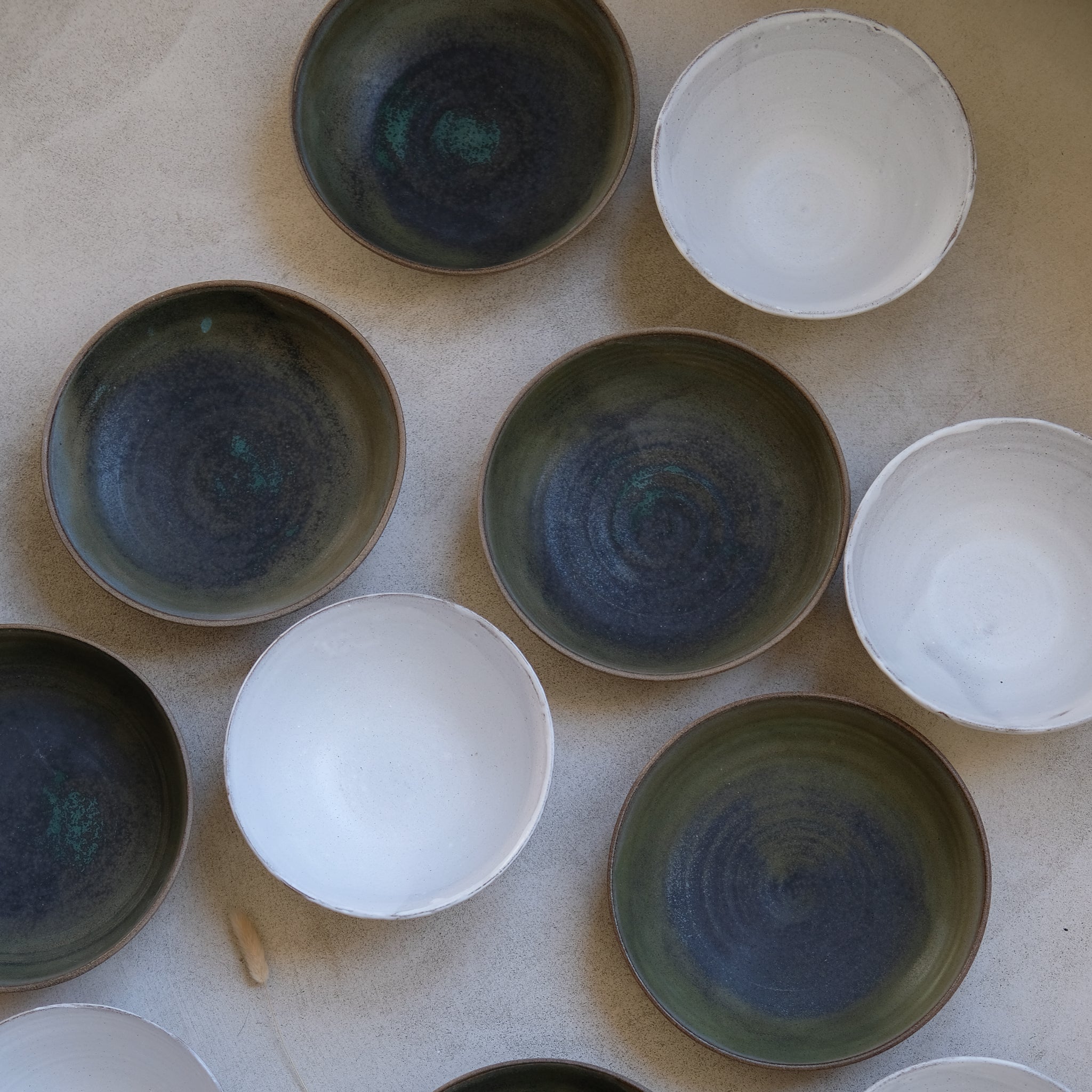 Bol à ramen en grès gris D18cm - blanc neige d'Eva Kengen chez Brutal Ceramics