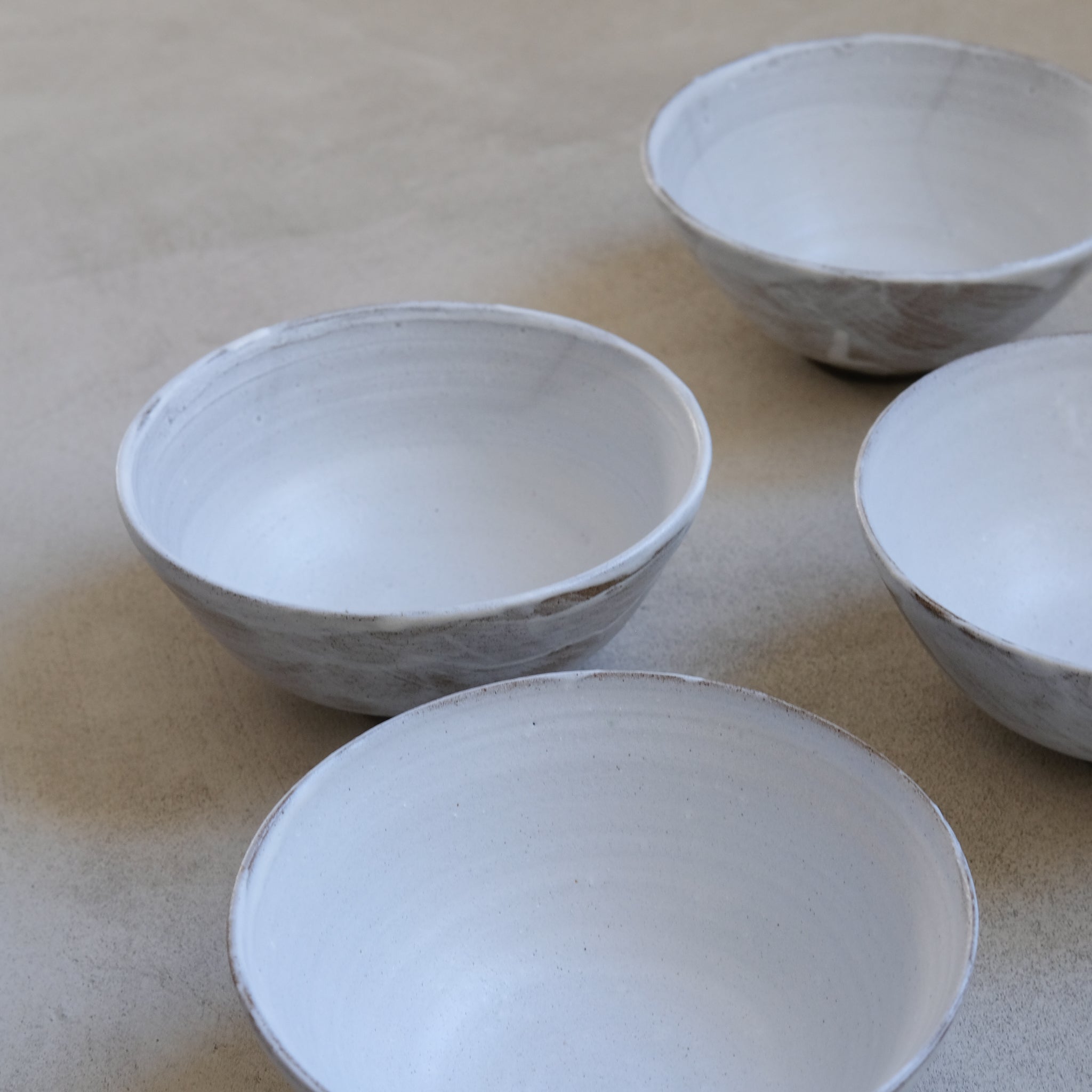 Bol à ramen en grès gris D18cm - blanc neige d'Eva Kengen chez Brutal Ceramics
