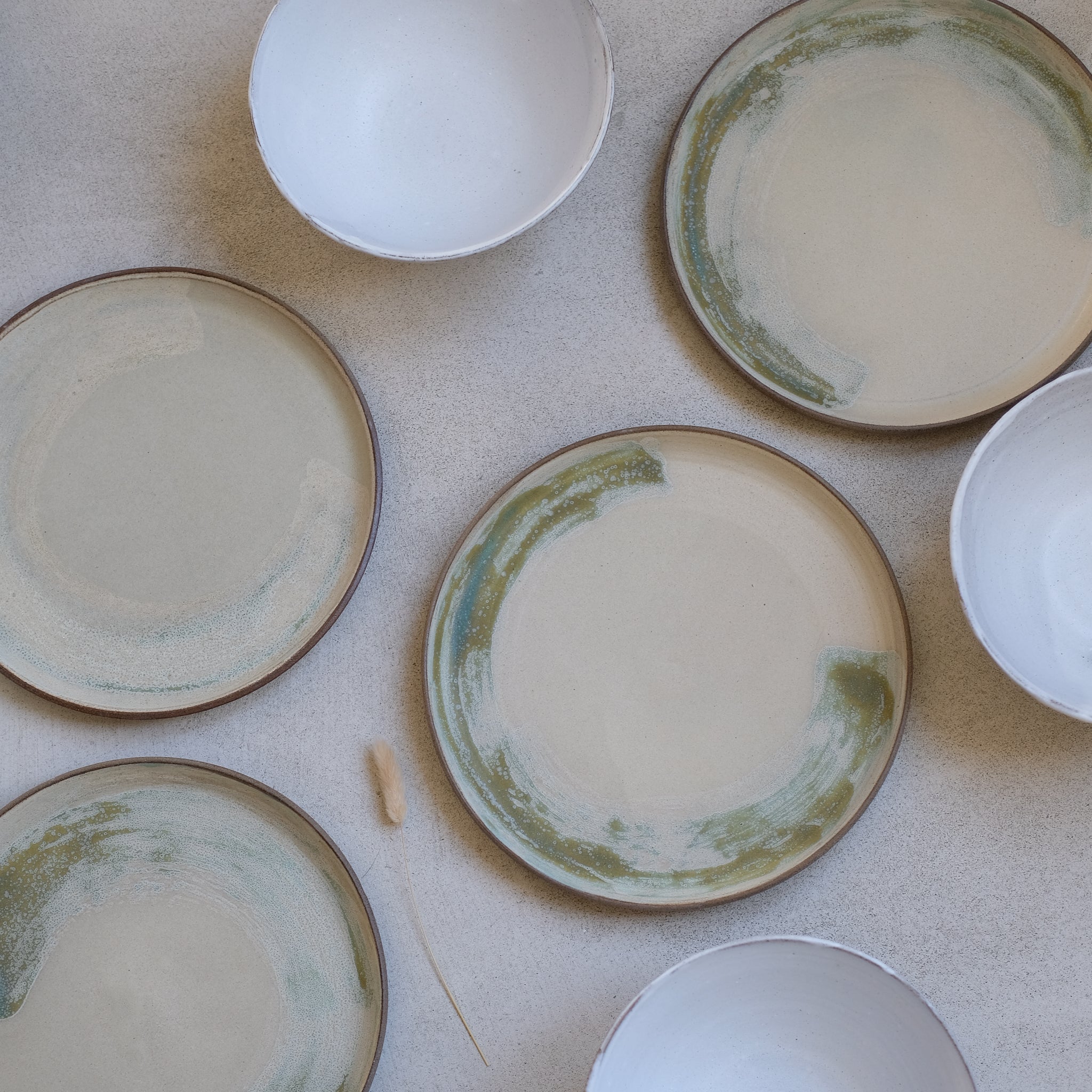 Assiette en grès gris D24cm - vert pistache d'Eva Kengen chez Brutal Ceramics