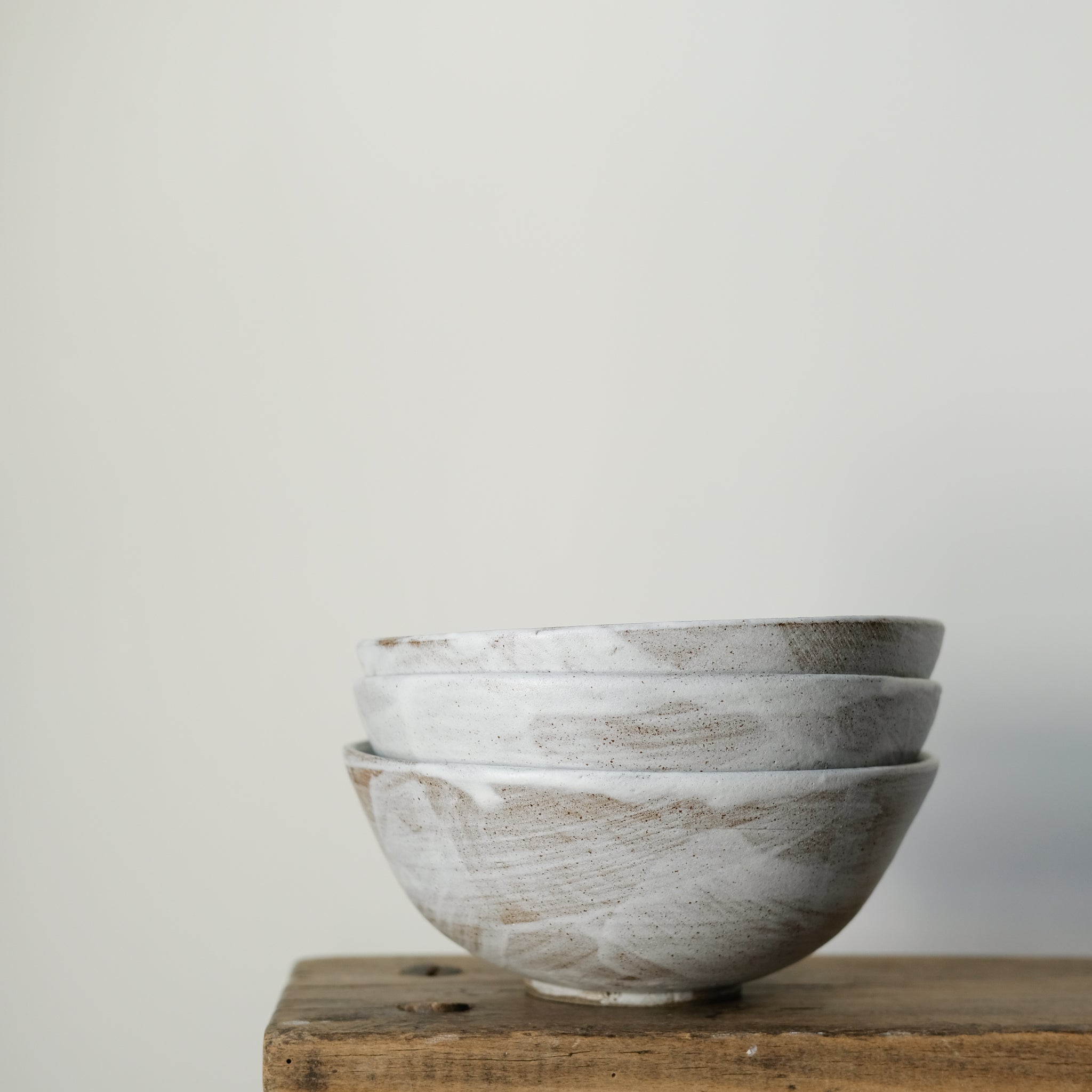 Bol à ramen en grès gris D18cm - blanc neige d'Eva Kengen chez Brutal Ceramics