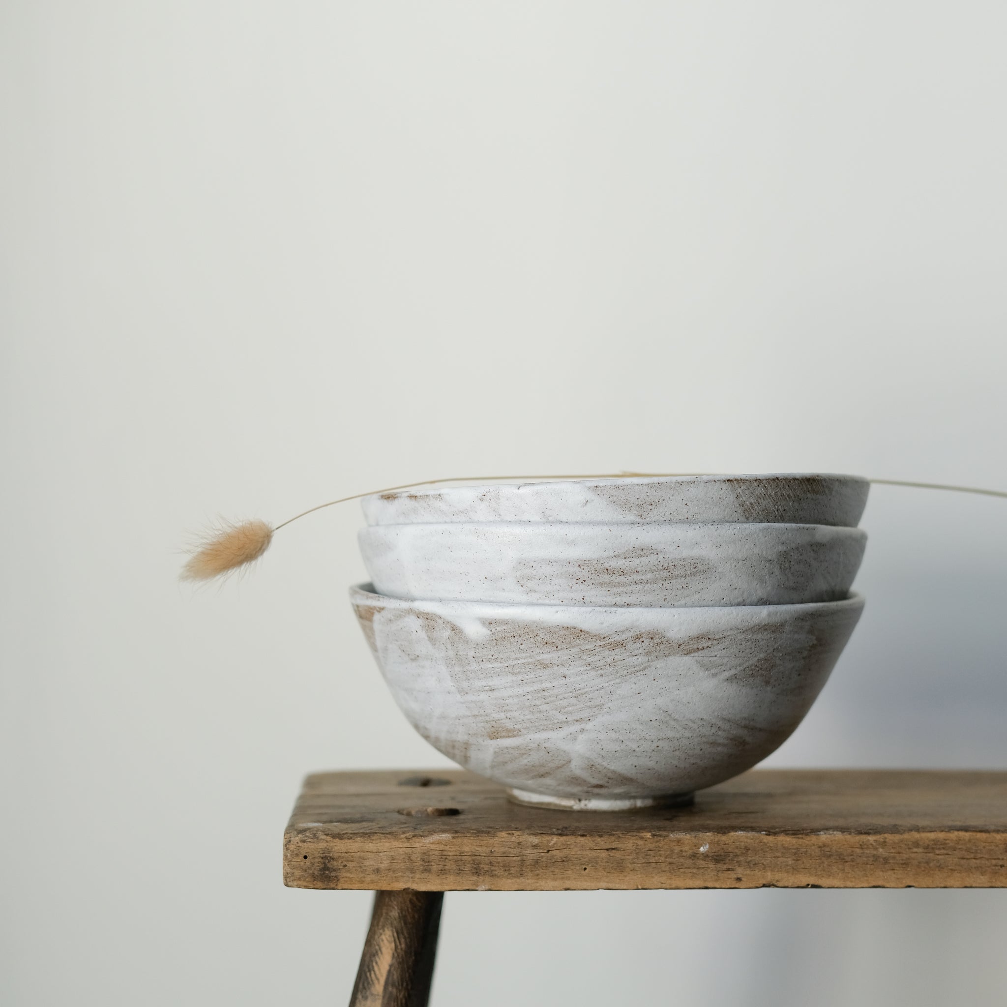 Bol à ramen en grès gris D18cm - blanc neige d'Eva Kengen chez Brutal Ceramics