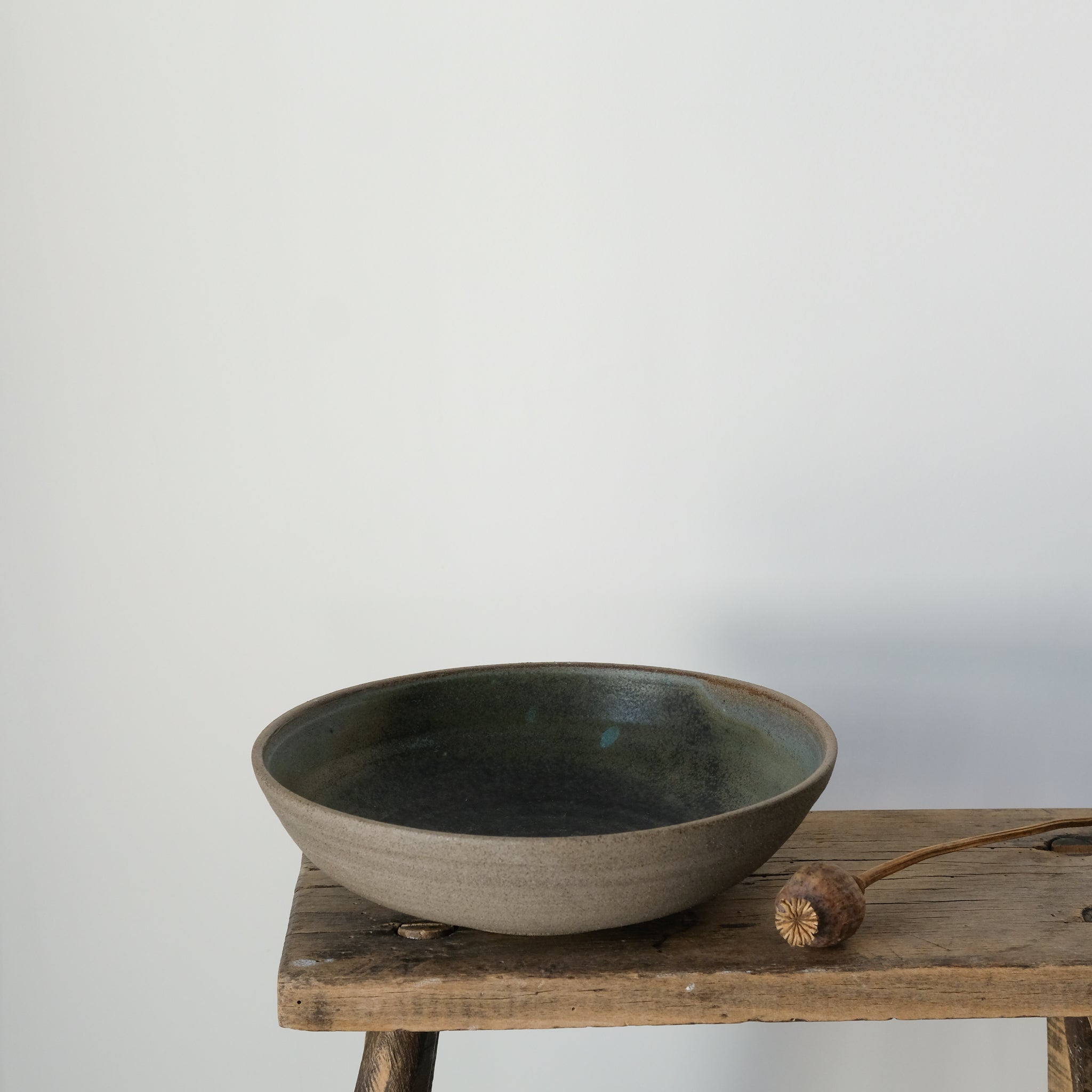 Assiette creuse en grès gris D21cm d'Eva Kengen chez Brutal