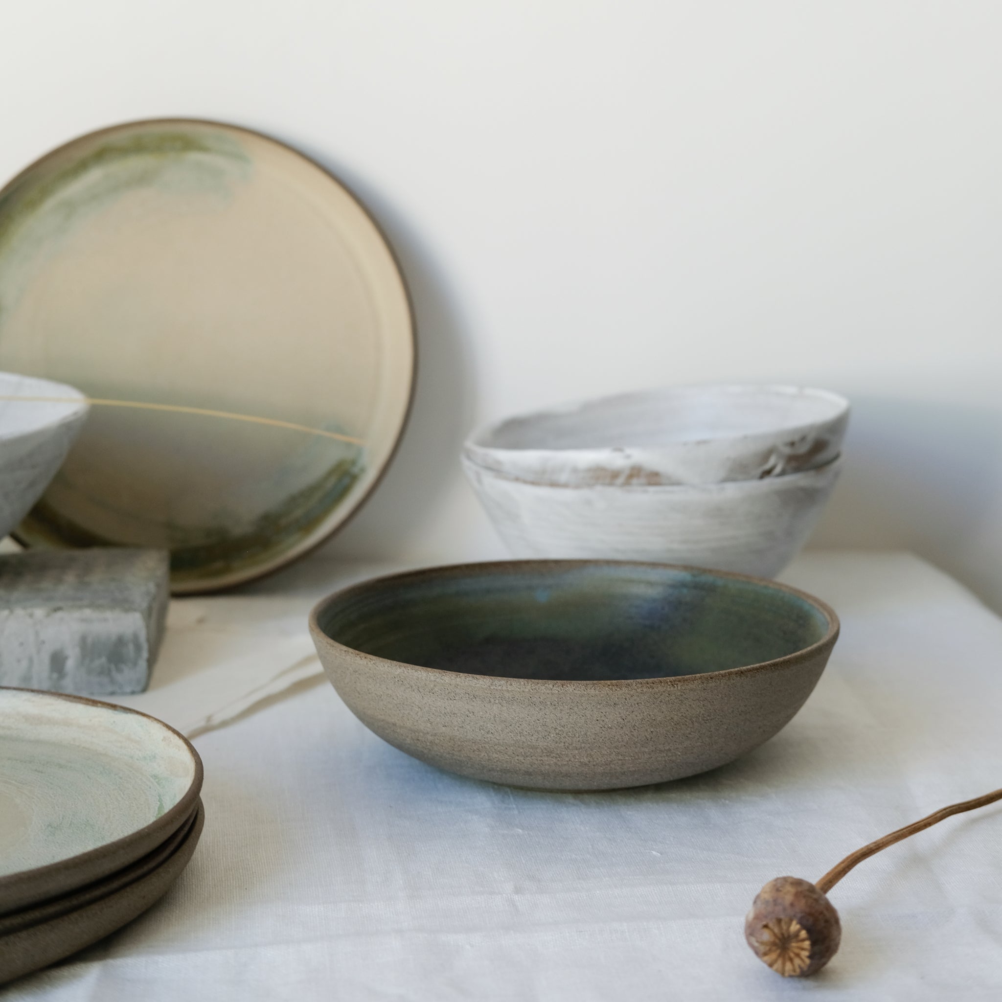 Assiette creuse en grès gris D21cm d'Eva Kengen chez Brutal