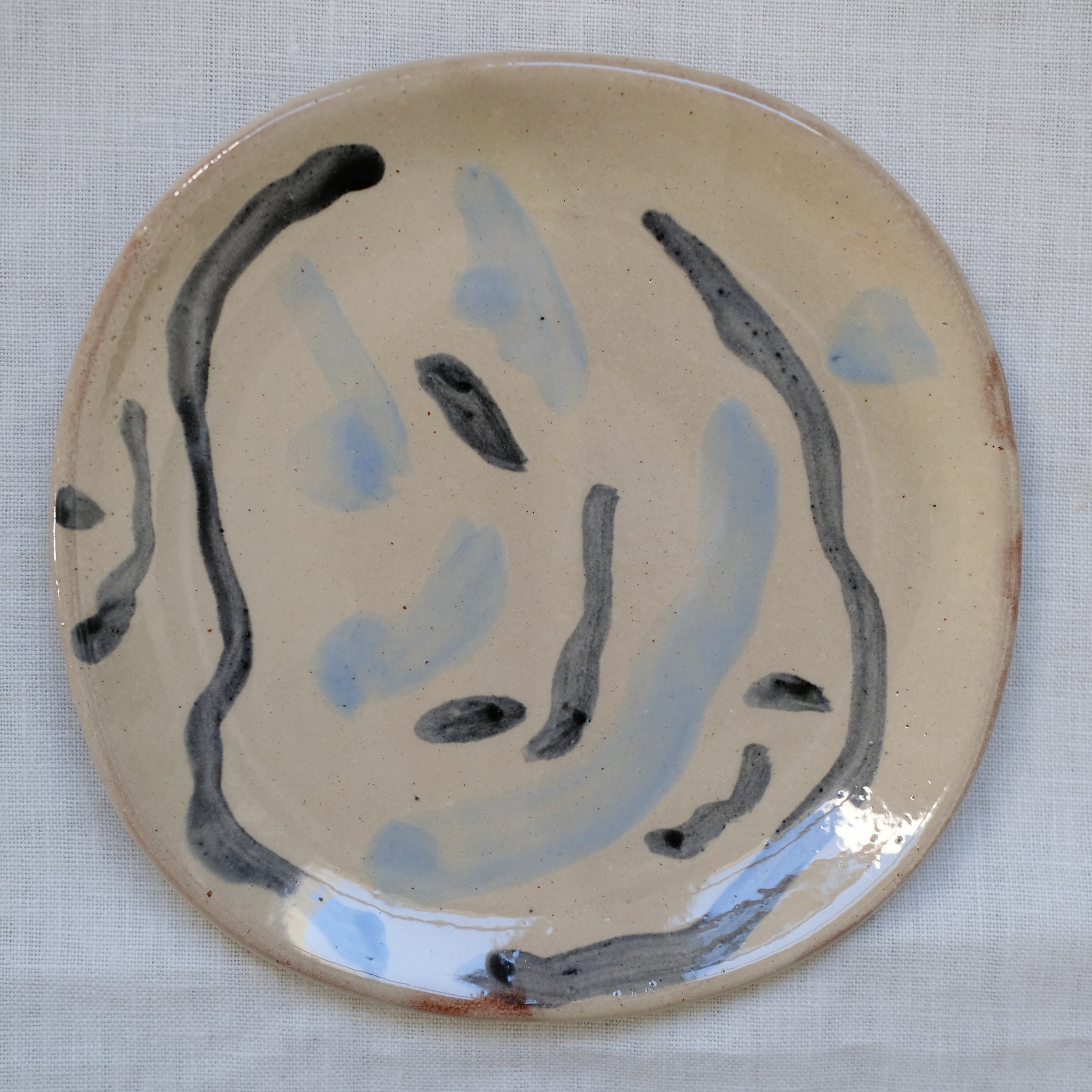 Assiette 08 en terre vernissée multicolore par Héloïse Bariol chez Brutal Ceramics