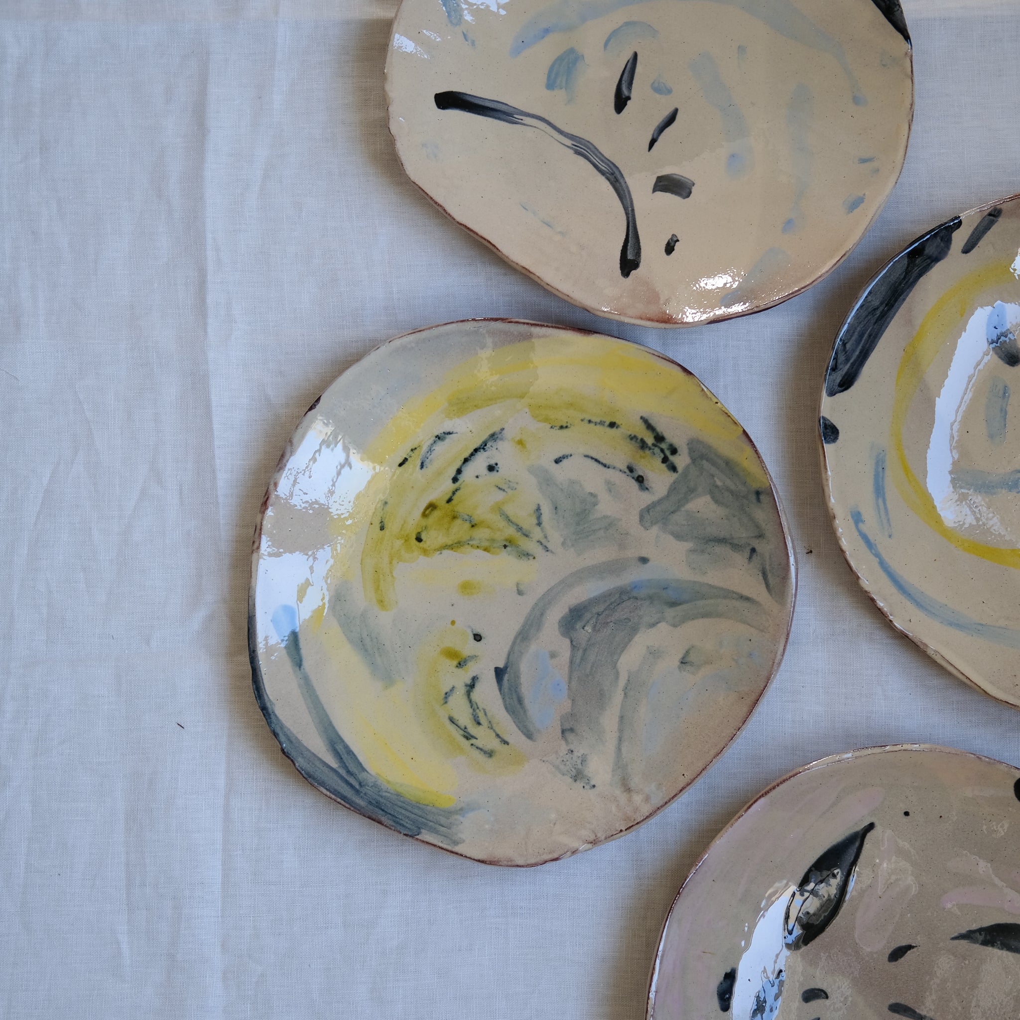 Plat Calebasse 02 multicolore par Héloïse Bariol chez Brutal Ceramics