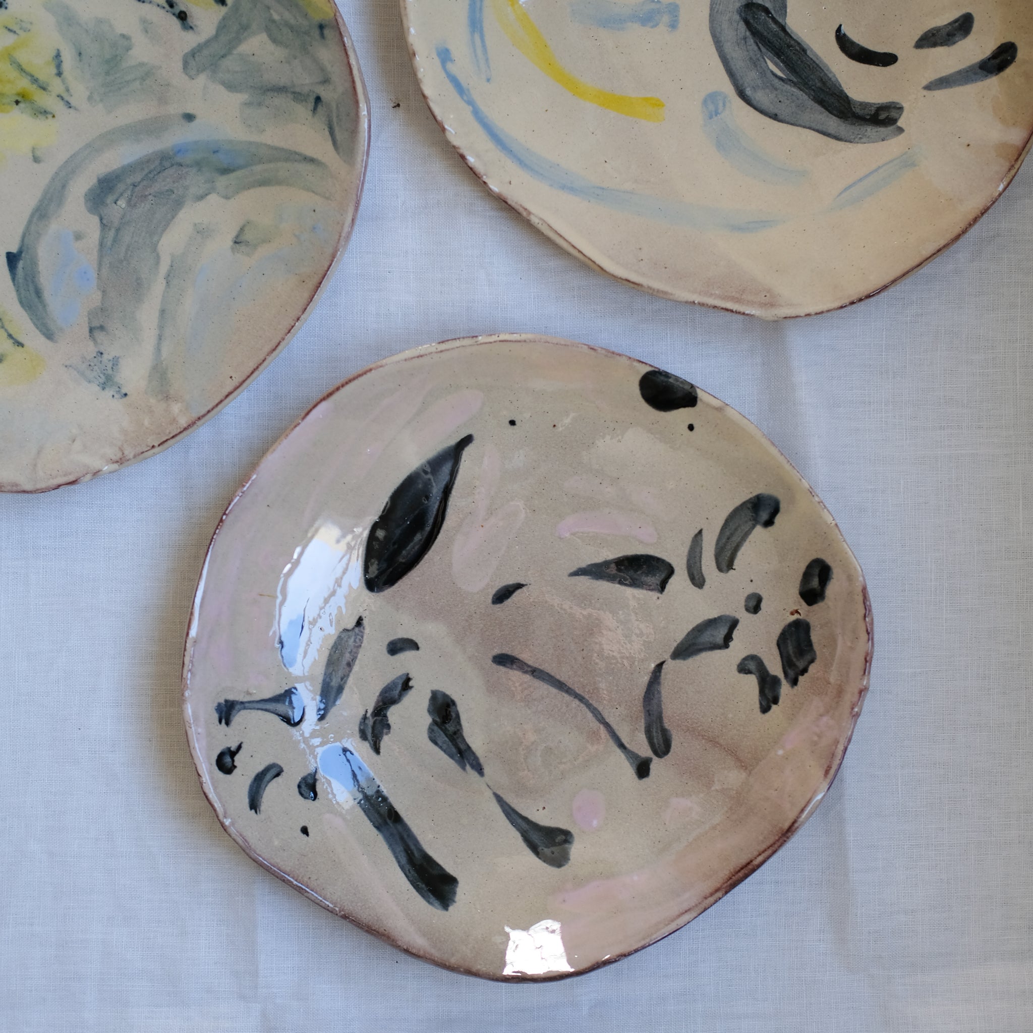 Plat Calebasse 01 multicolore par Héloïse Bariol chez Brutal Ceramics